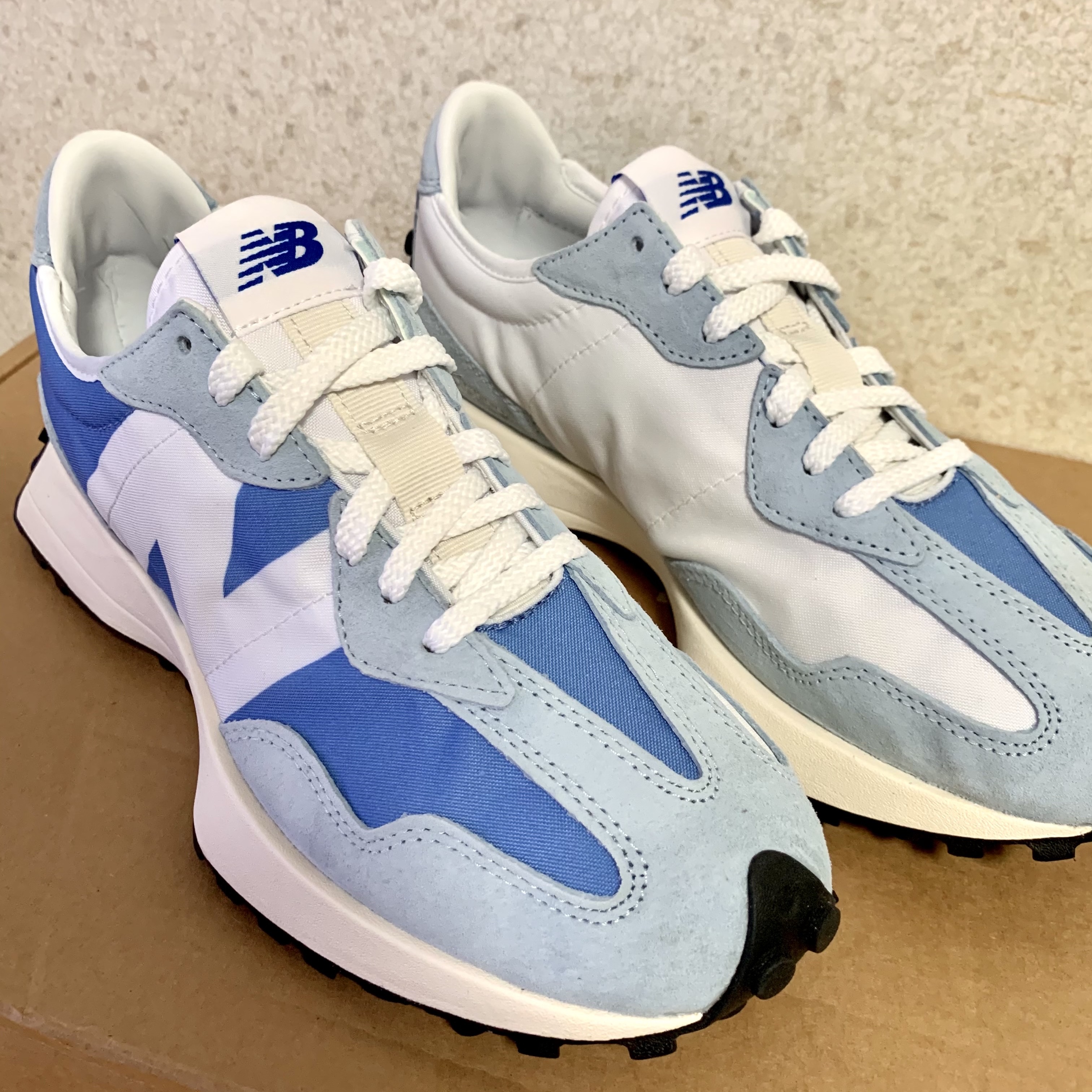 New Balance 327 Blue White 착용 스타일 - 2