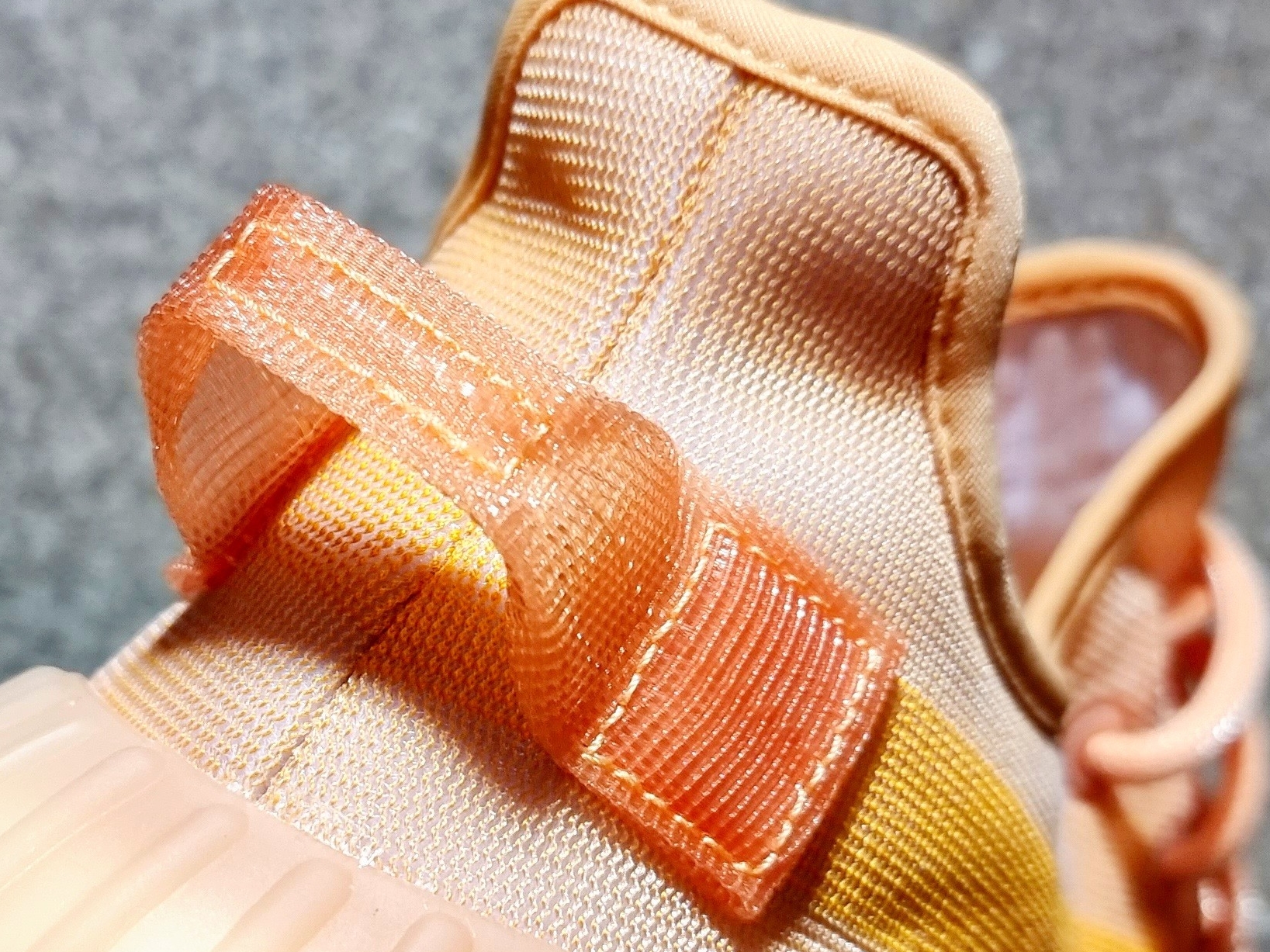 Adidas Yeezy Boost 350 V2 Mono Clay 착용 스타일 - 2