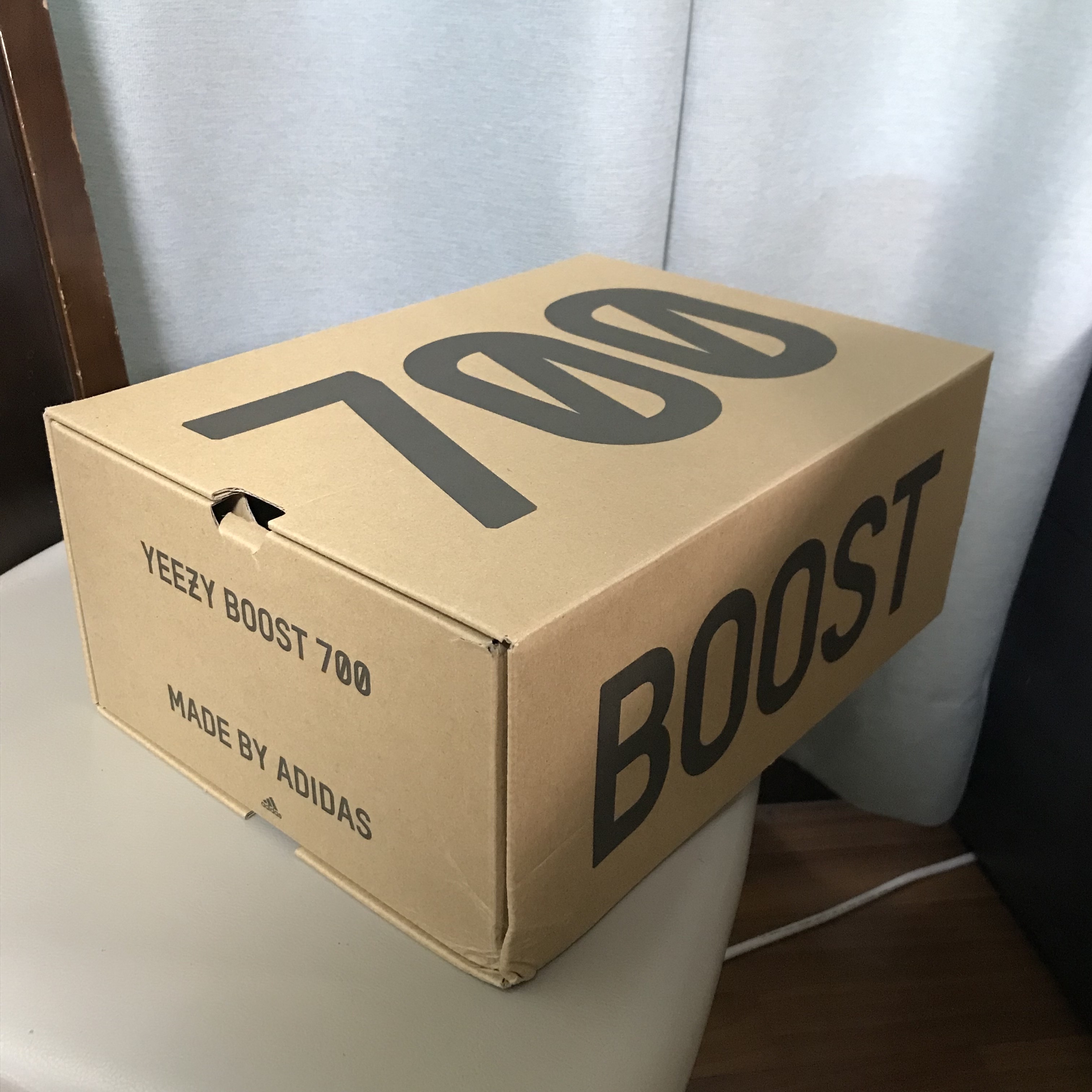 Adidas Yeezy Boost 700 Enflame Amber 착용 스타일 - 2