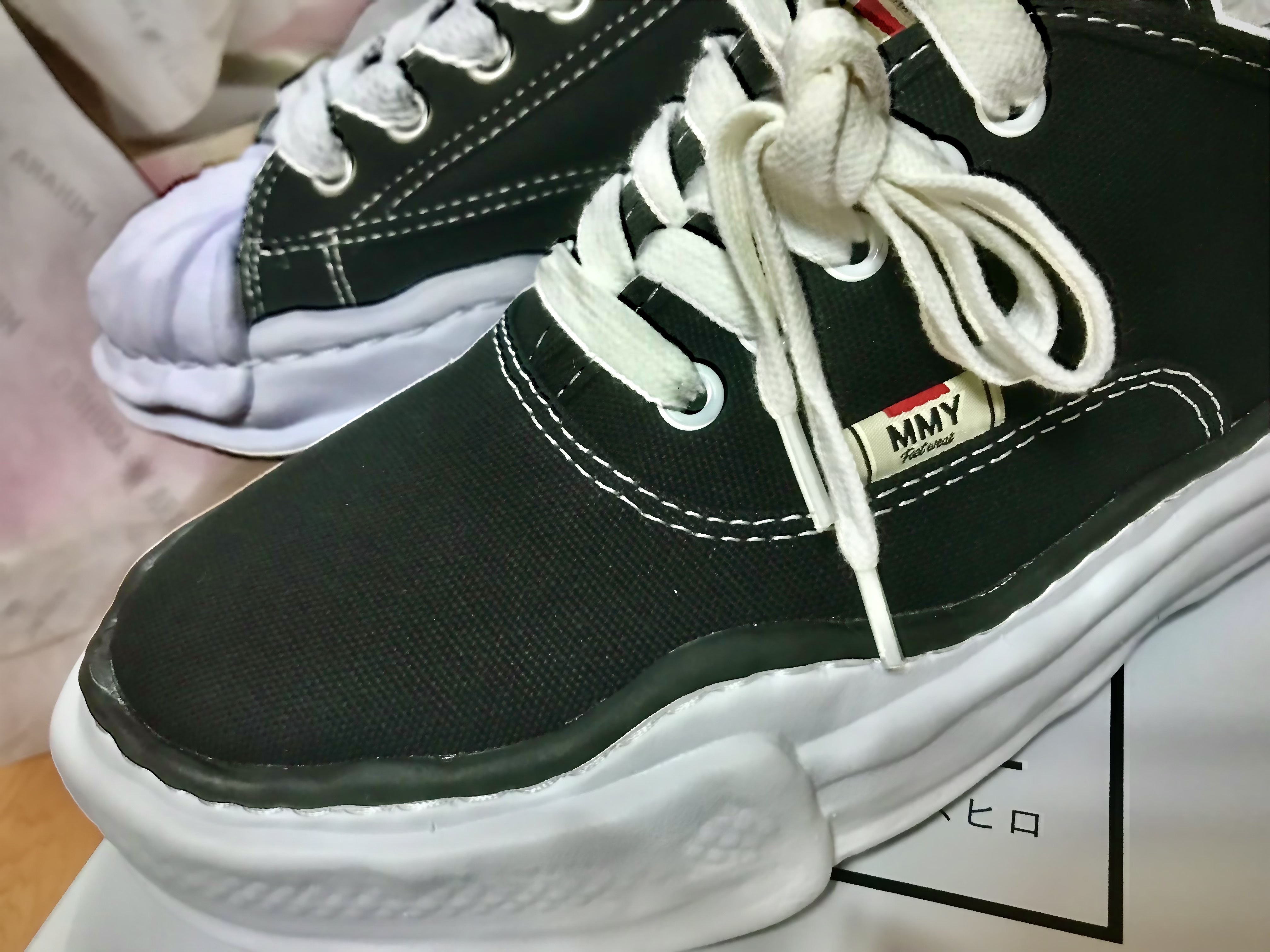 Maison Mihara Yasuhiro Baker OG Sole Canvas Low Cut Sneakers Black 착용 스타일 - 1