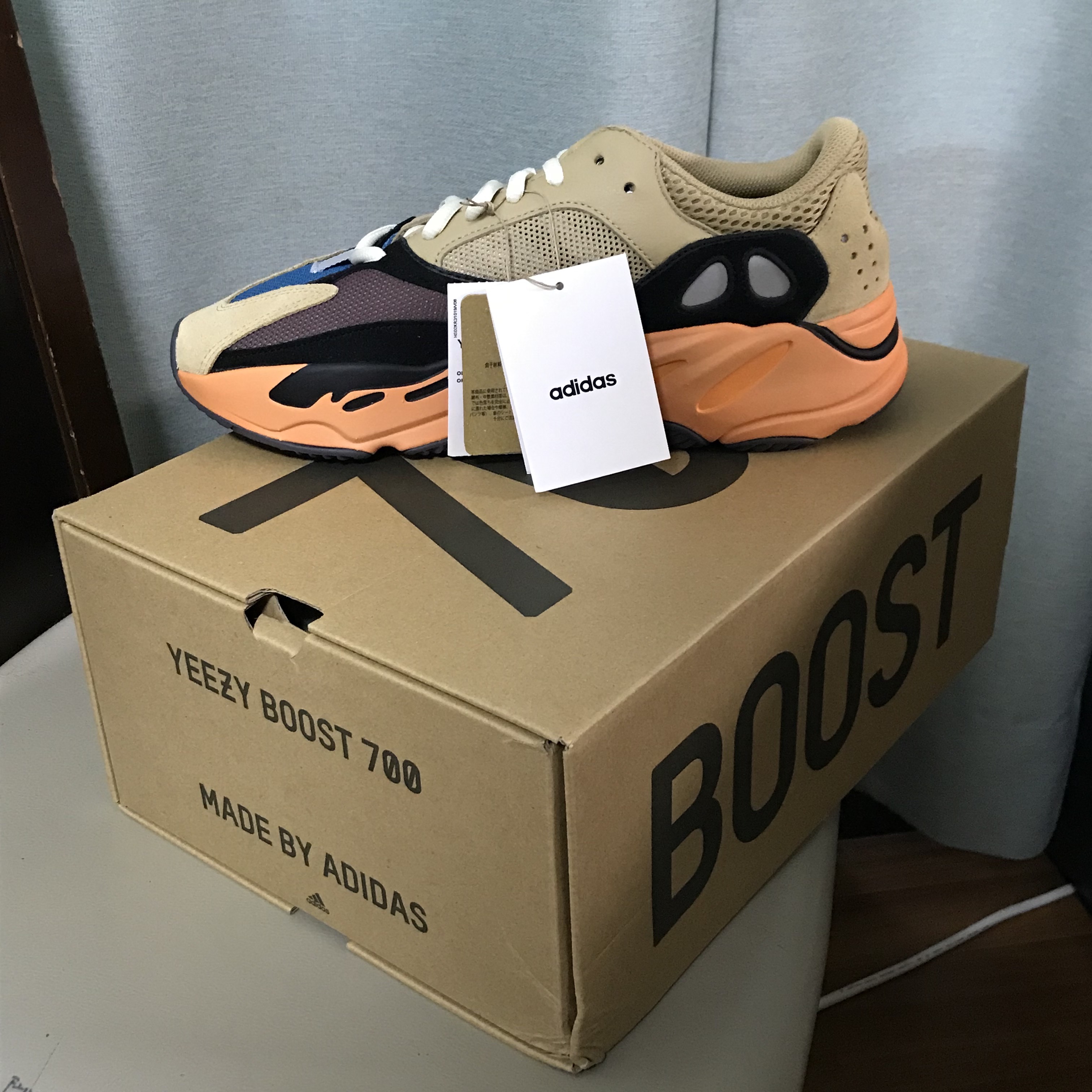 Adidas Yeezy Boost 700 Enflame Amber 착용 스타일 - 1