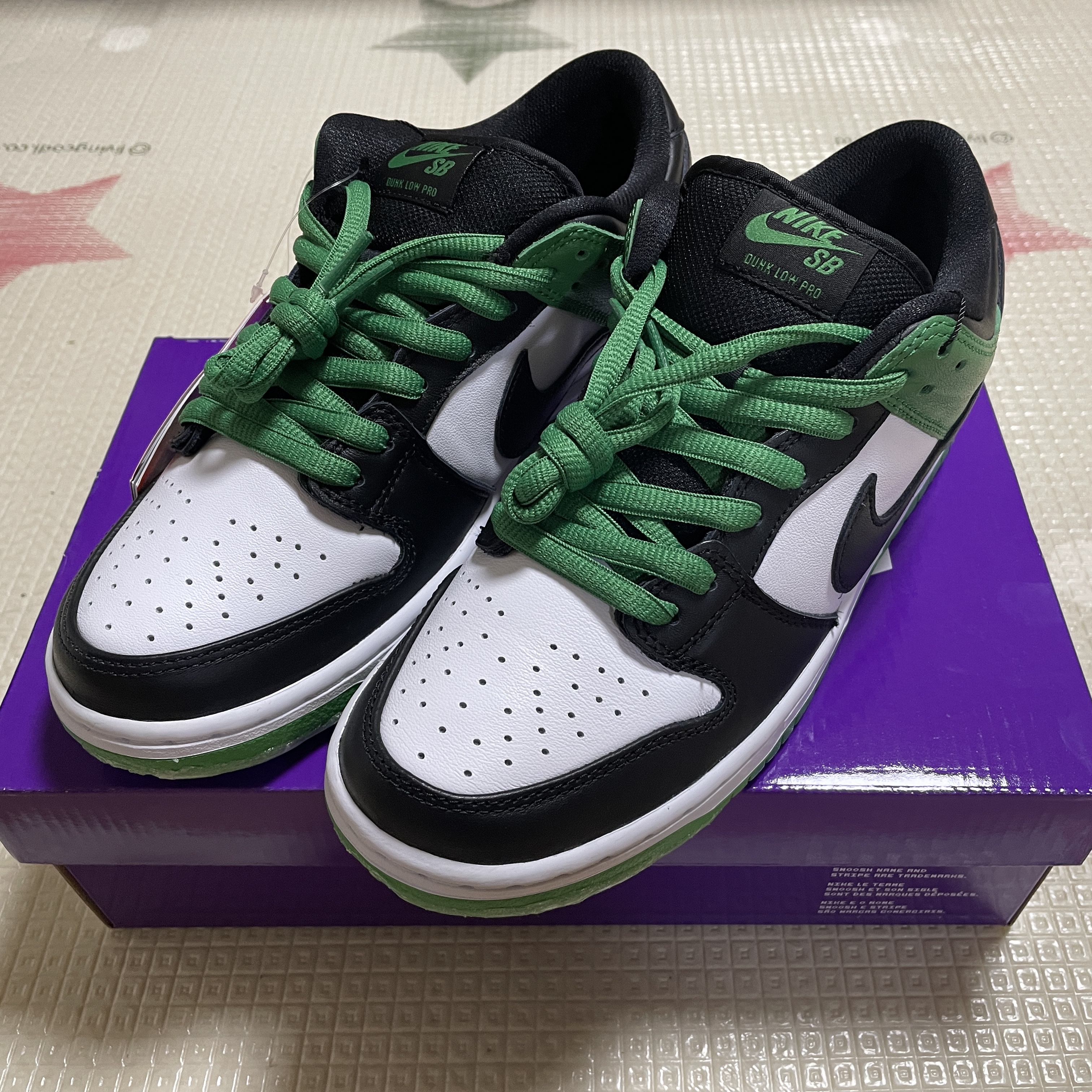 Nike SB Dunk Low Pro Black and Classic Green 착용 스타일