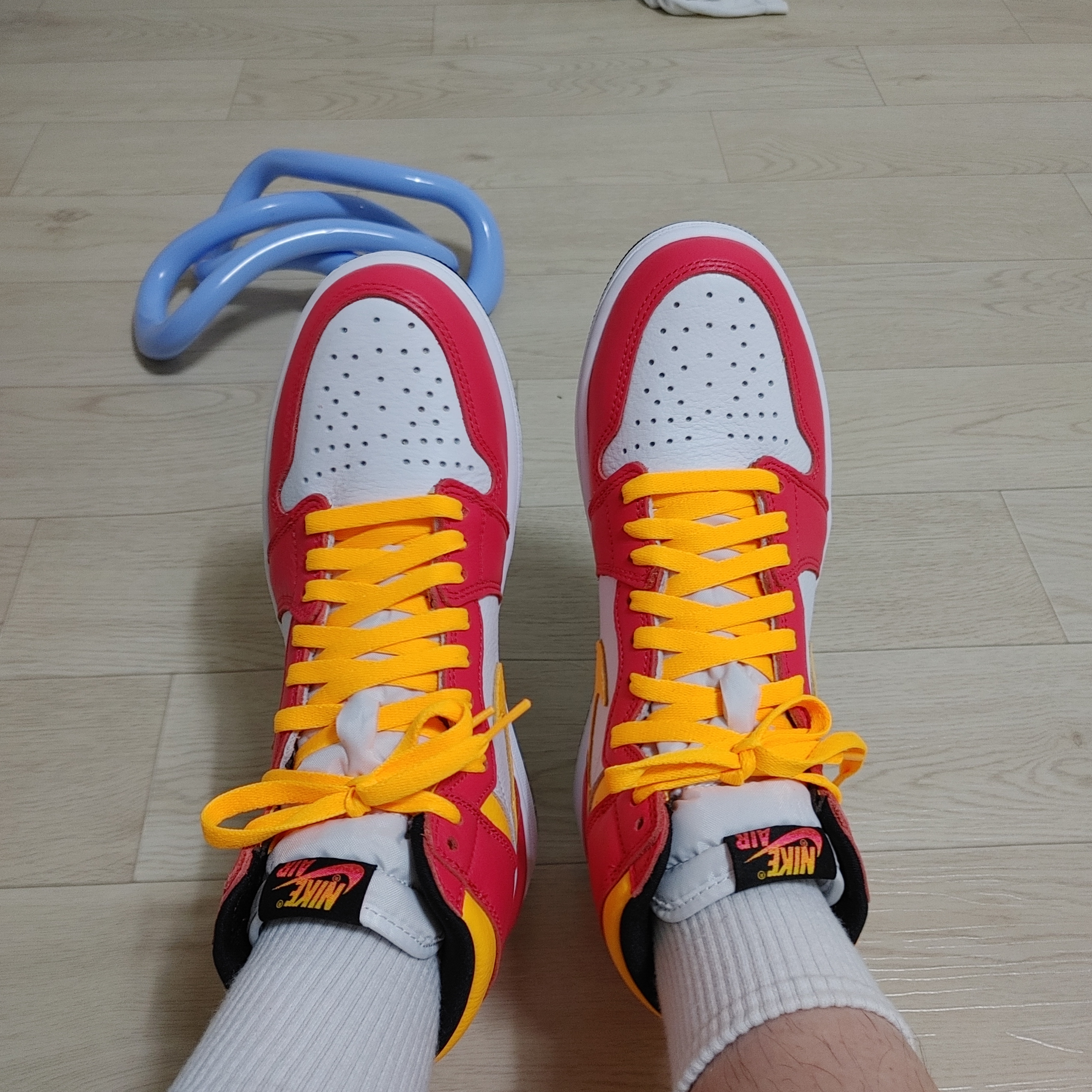 Jordan 1 Retro High OG Light Fusion Red 착용 스타일 - 3