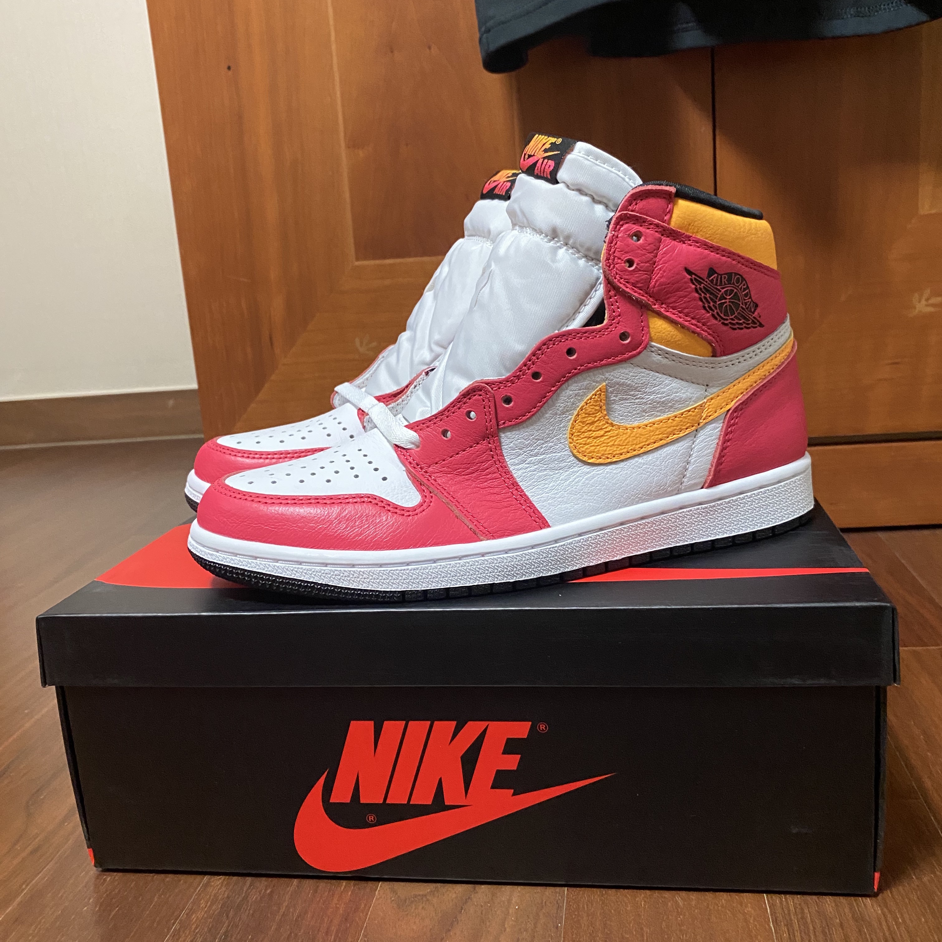 Jordan 1 Retro High OG Light Fusion Red, Nike ACG LBR T-Shirt Black - Asia 착용 스타일 - 1