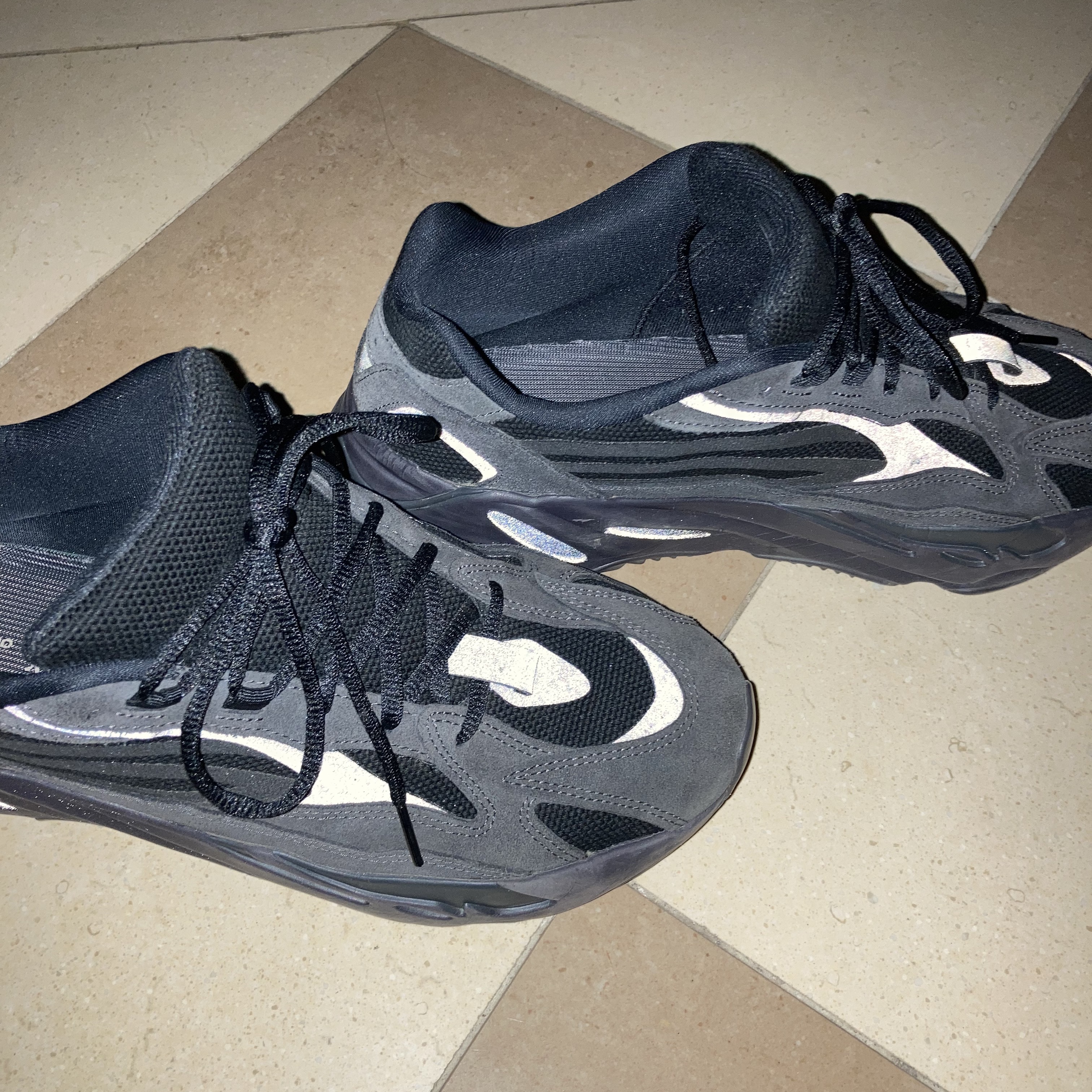 Adidas Yeezy Boost 700 V2 Vanta 2019 착용 스타일 - 2
