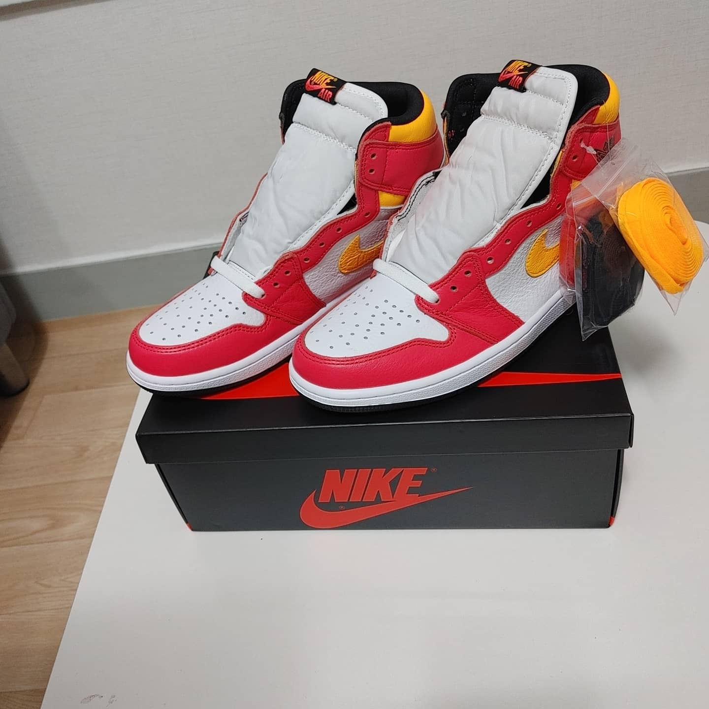 Jordan 1 Retro High OG Light Fusion Red 착용 스타일 - 2