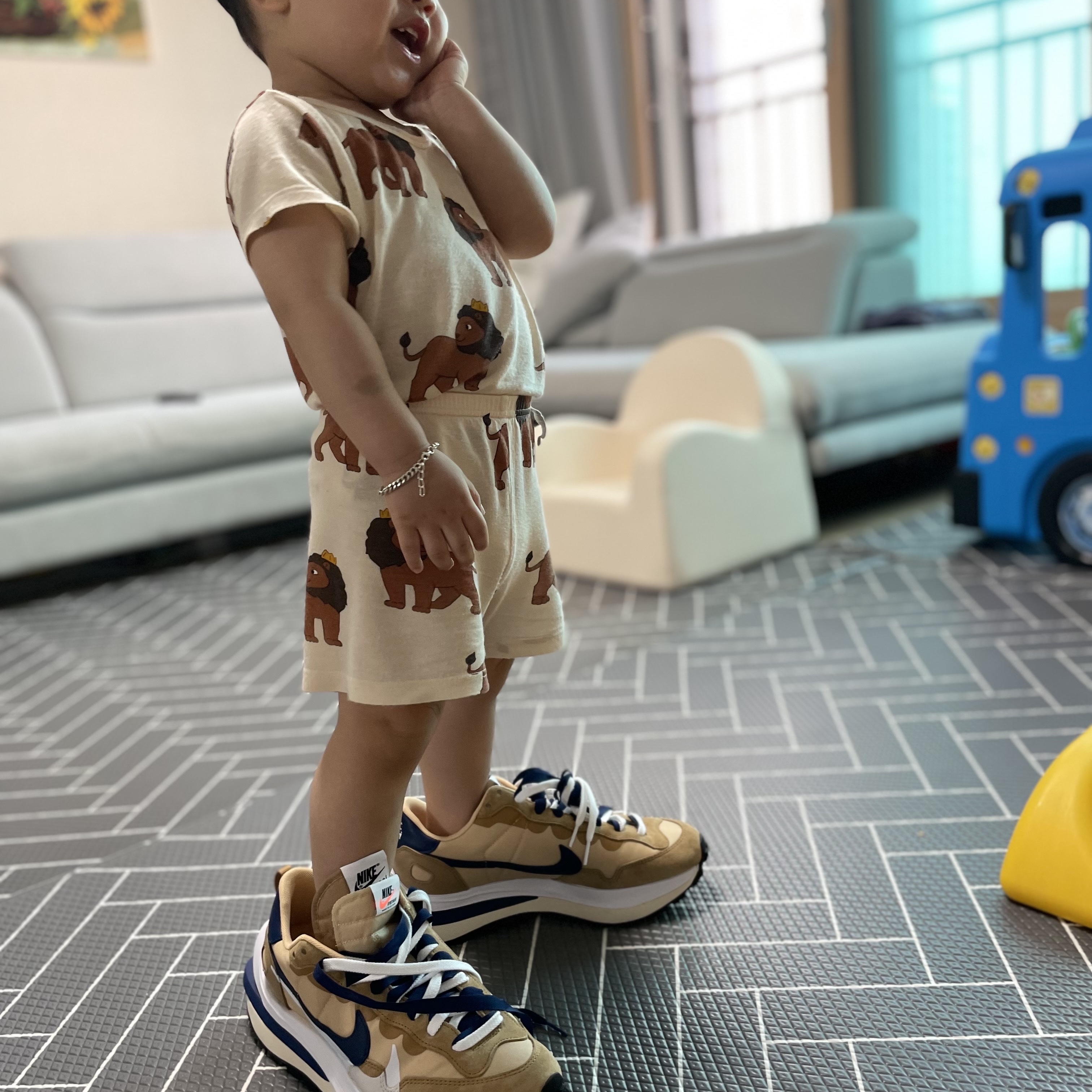 Nike x Sacai VaporWaffle Sesame and Blue Void 착용 스타일