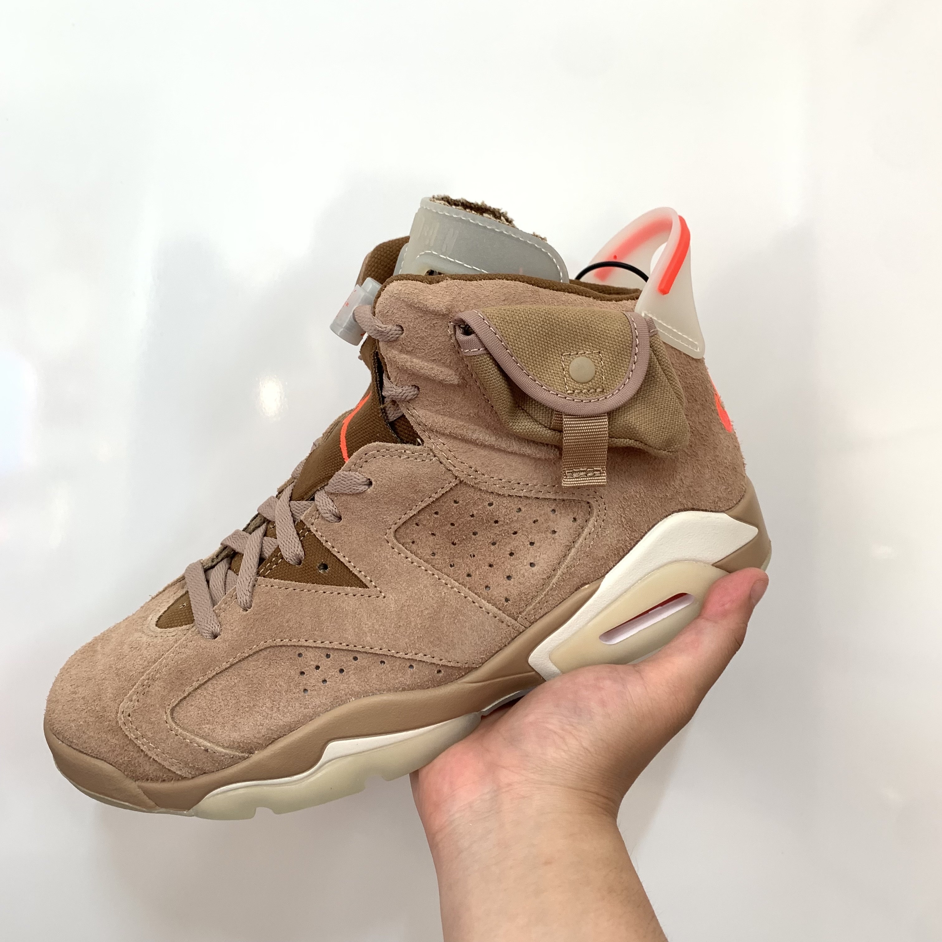 Jordan 6 x Travis Scott Retro SP British Khaki 착용 스타일