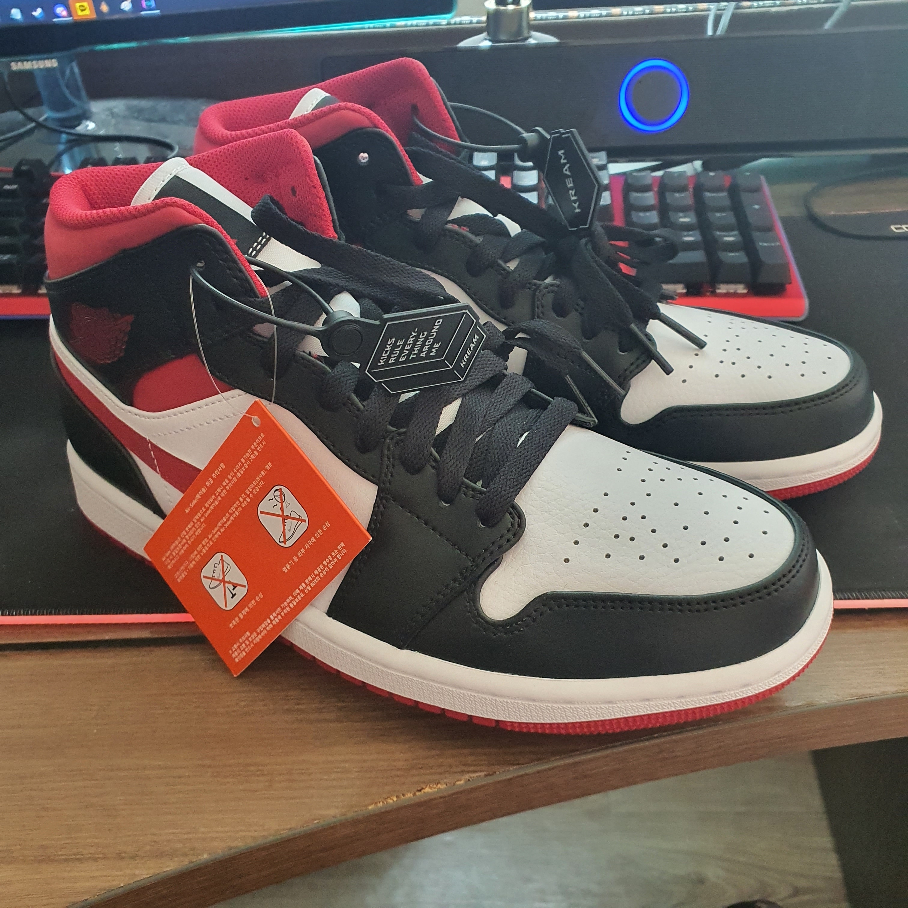 Jordan 1 Mid Gym Red Black White 착용 스타일 - 1