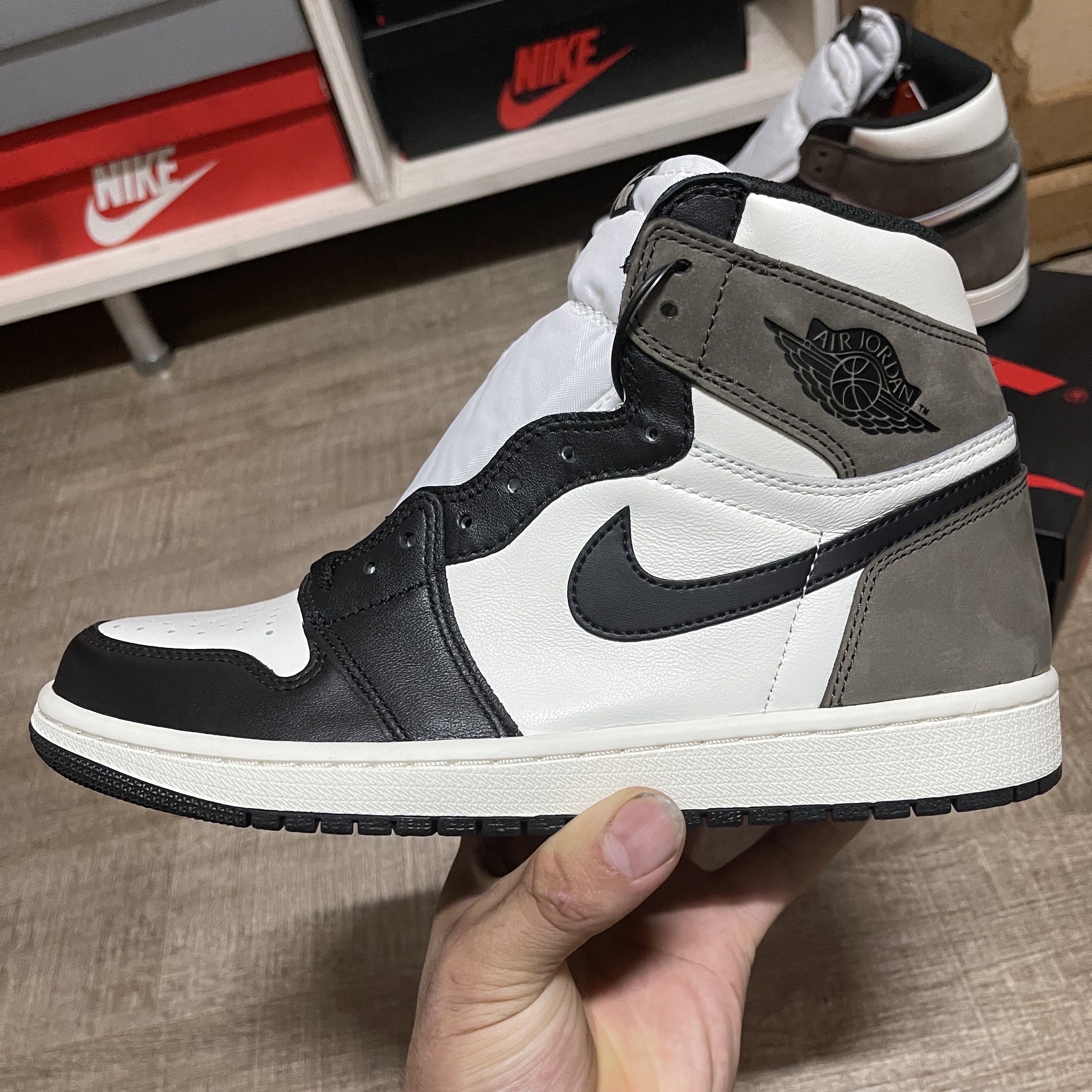 Jordan 1 Retro High OG Black Mocha 착용 스타일 - 2