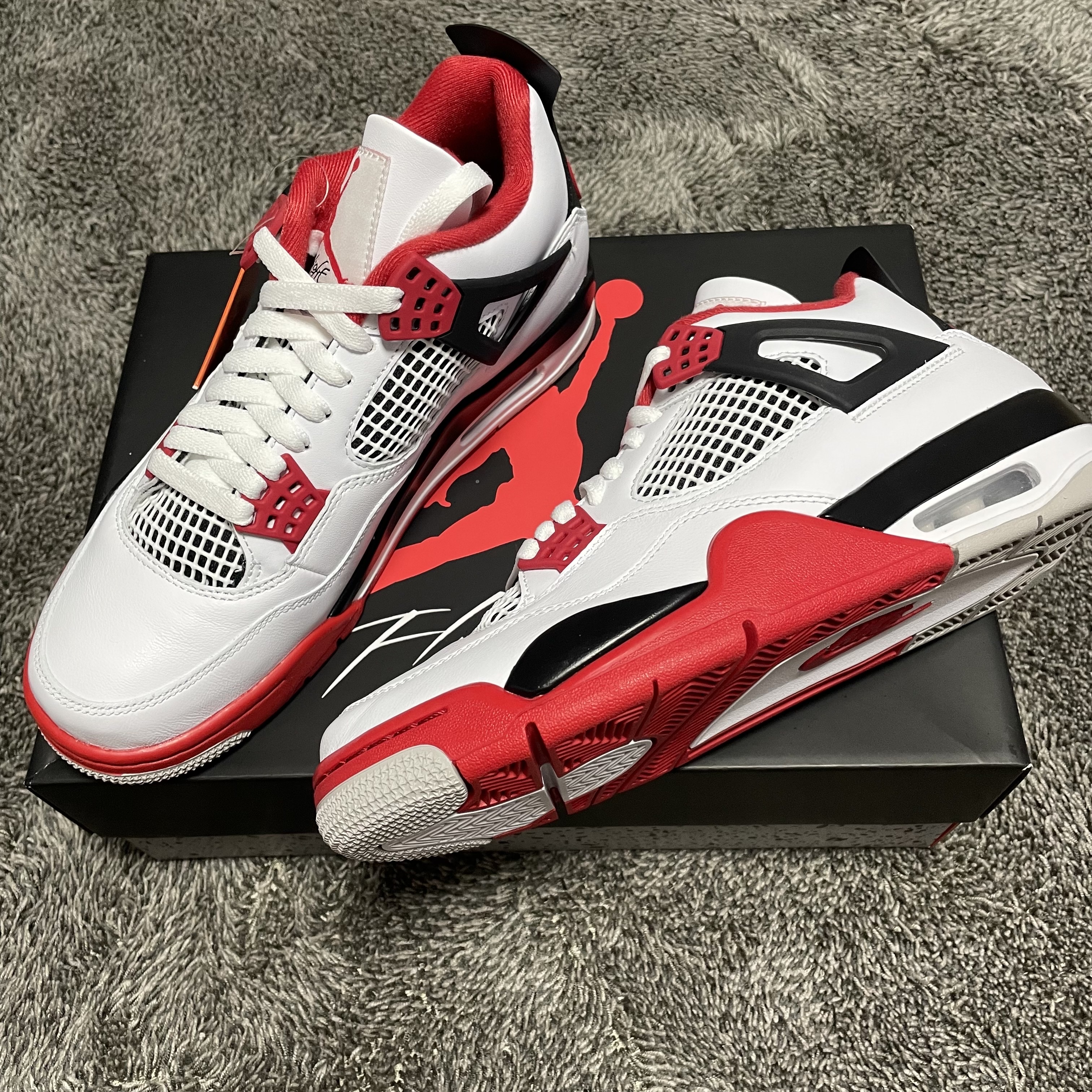 Jordan 4 Retro OG Fire Red 2020 착용 스타일 - 1