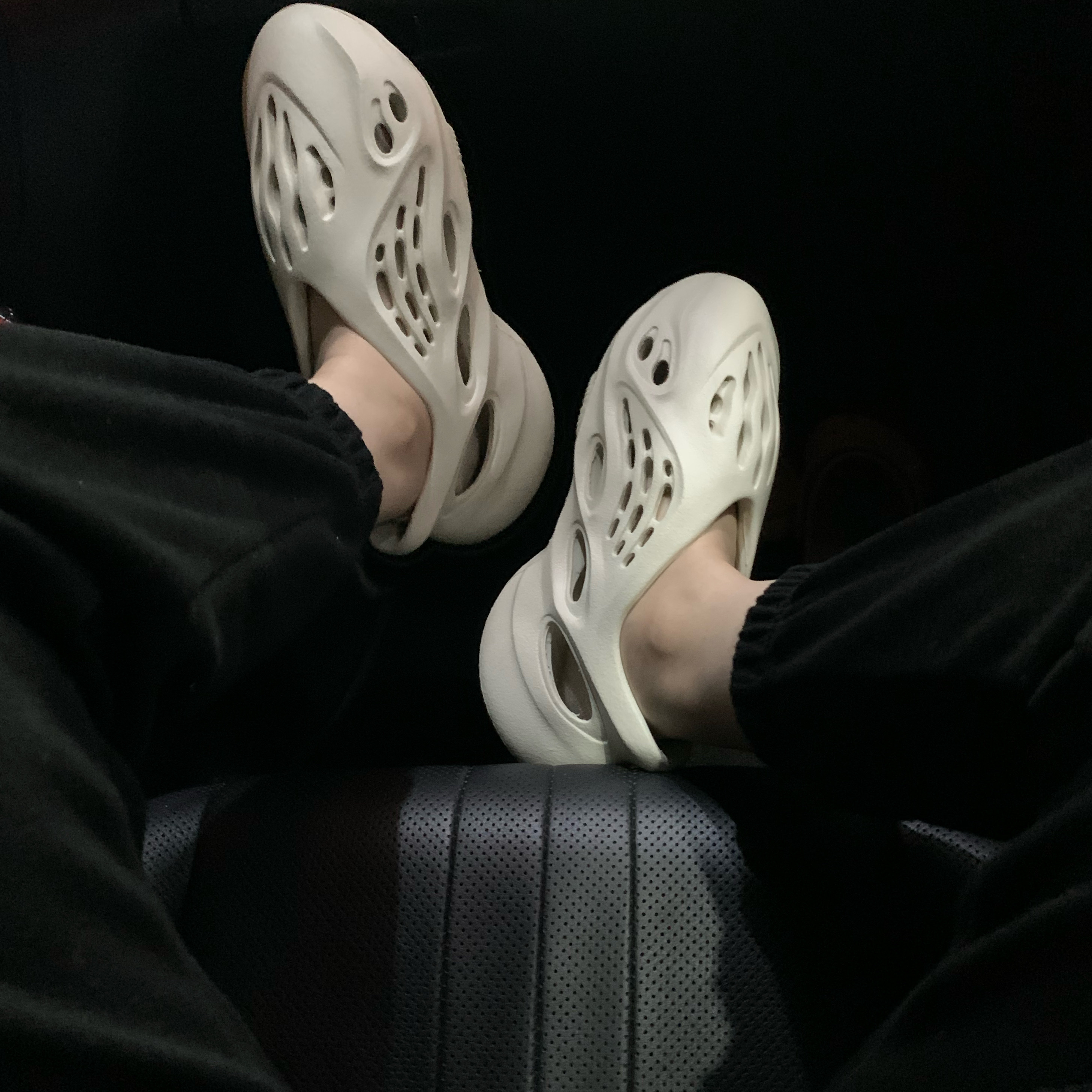 Adidas Yeezy Foam RNNR Sand 착용 스타일