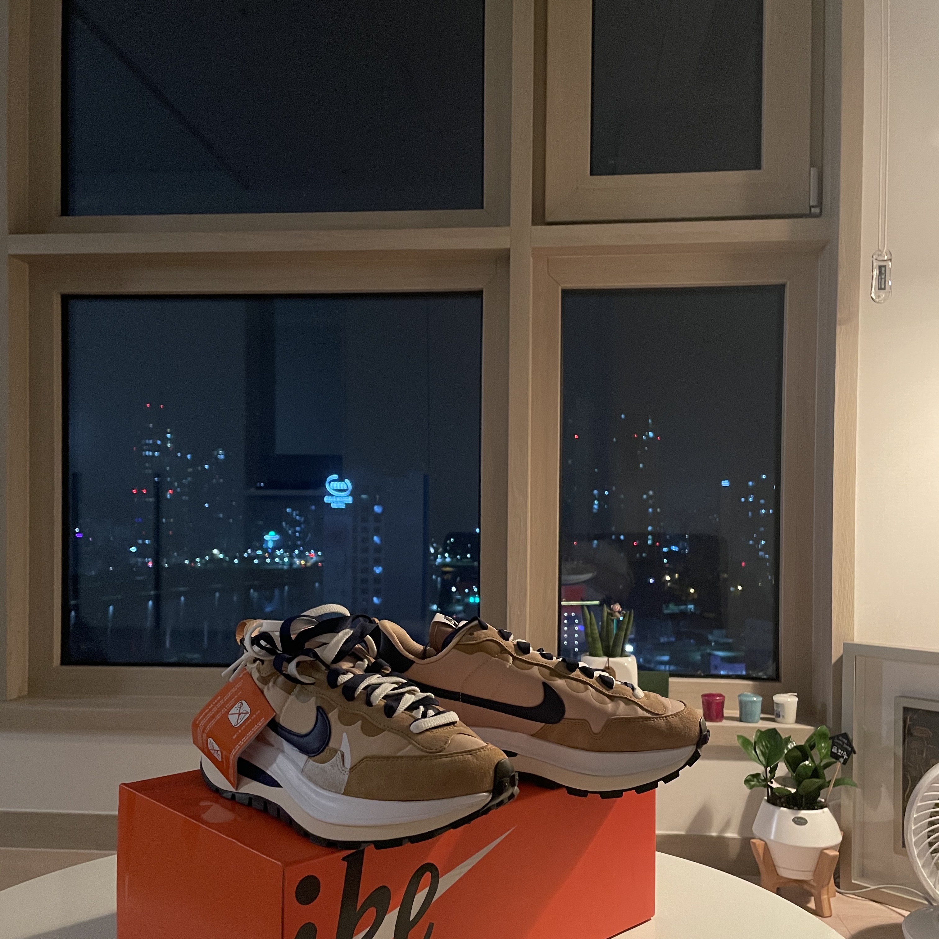 Nike x Sacai VaporWaffle Sesame and Blue Void 착용 스타일