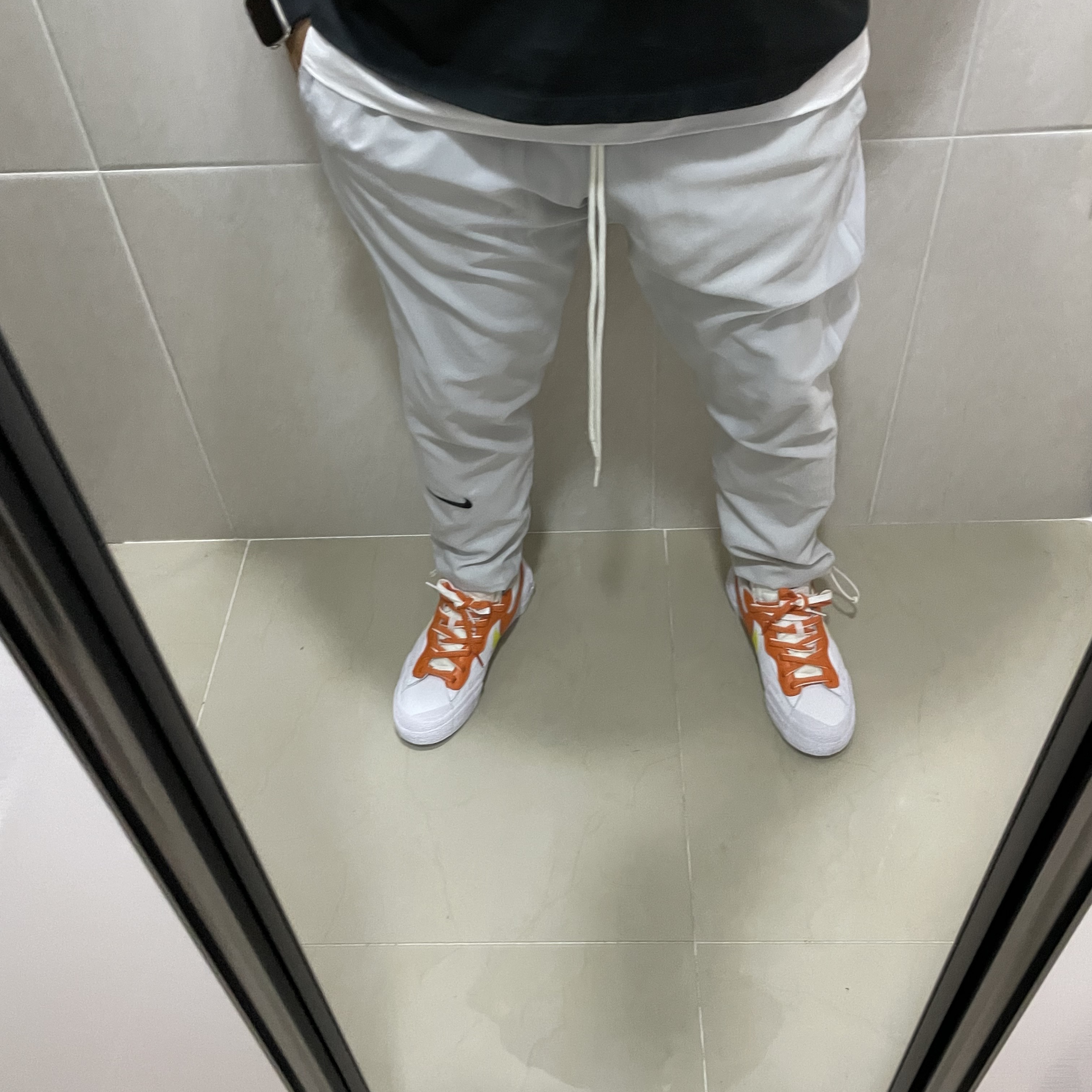 Nike x Fear of God Woven Pants Pure Platinum 착용 스타일 - 2