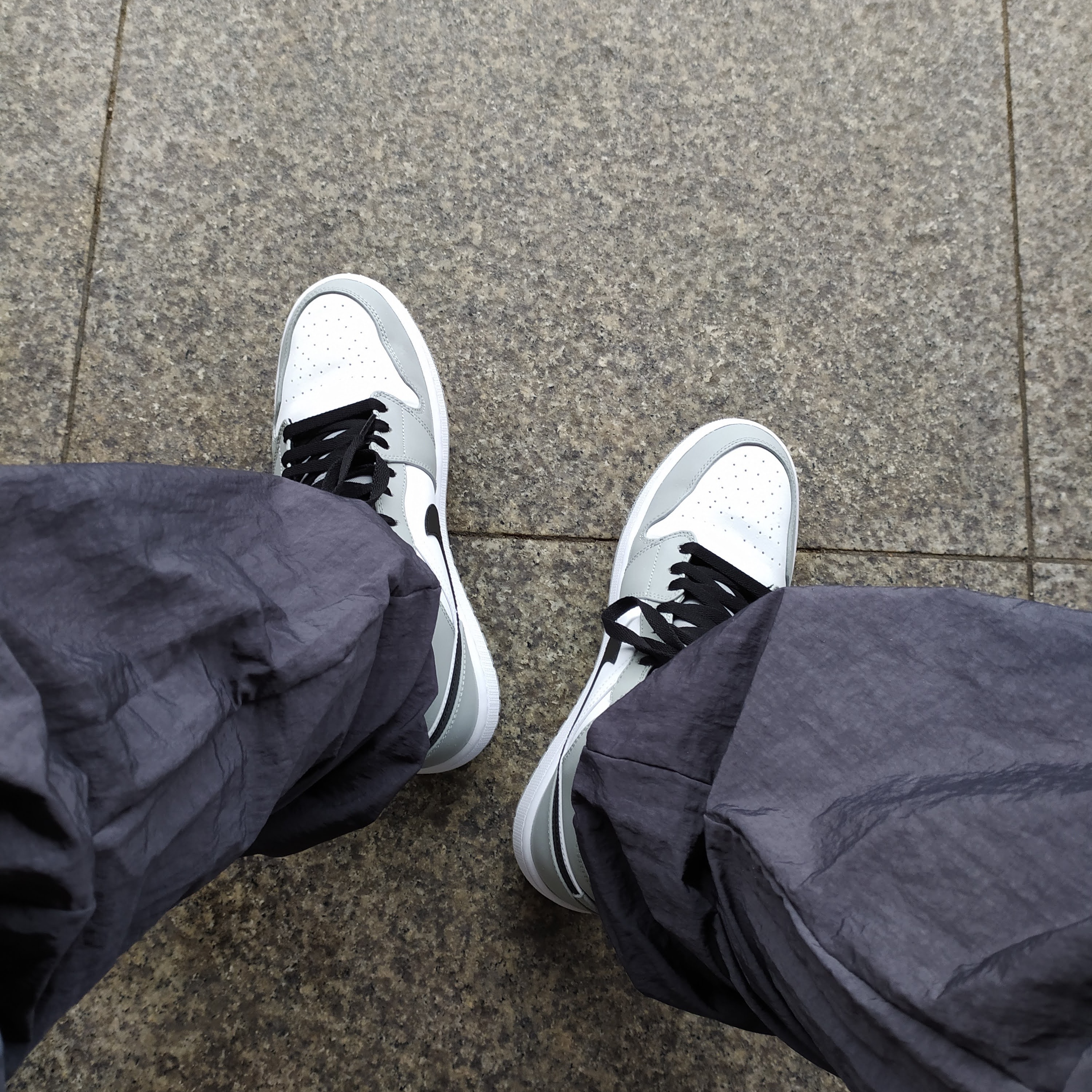 Nike x Stussy Beach Pants Off Noir, Jordan 1 Mid Light Smoke Grey 착용 스타일