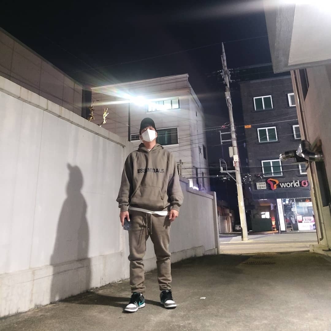 Essentials Sweatpants Taupe - 20FW, Essentials 3D Silicon Applique Pullover Hoodie Taupe - 20FW 착용 스타일