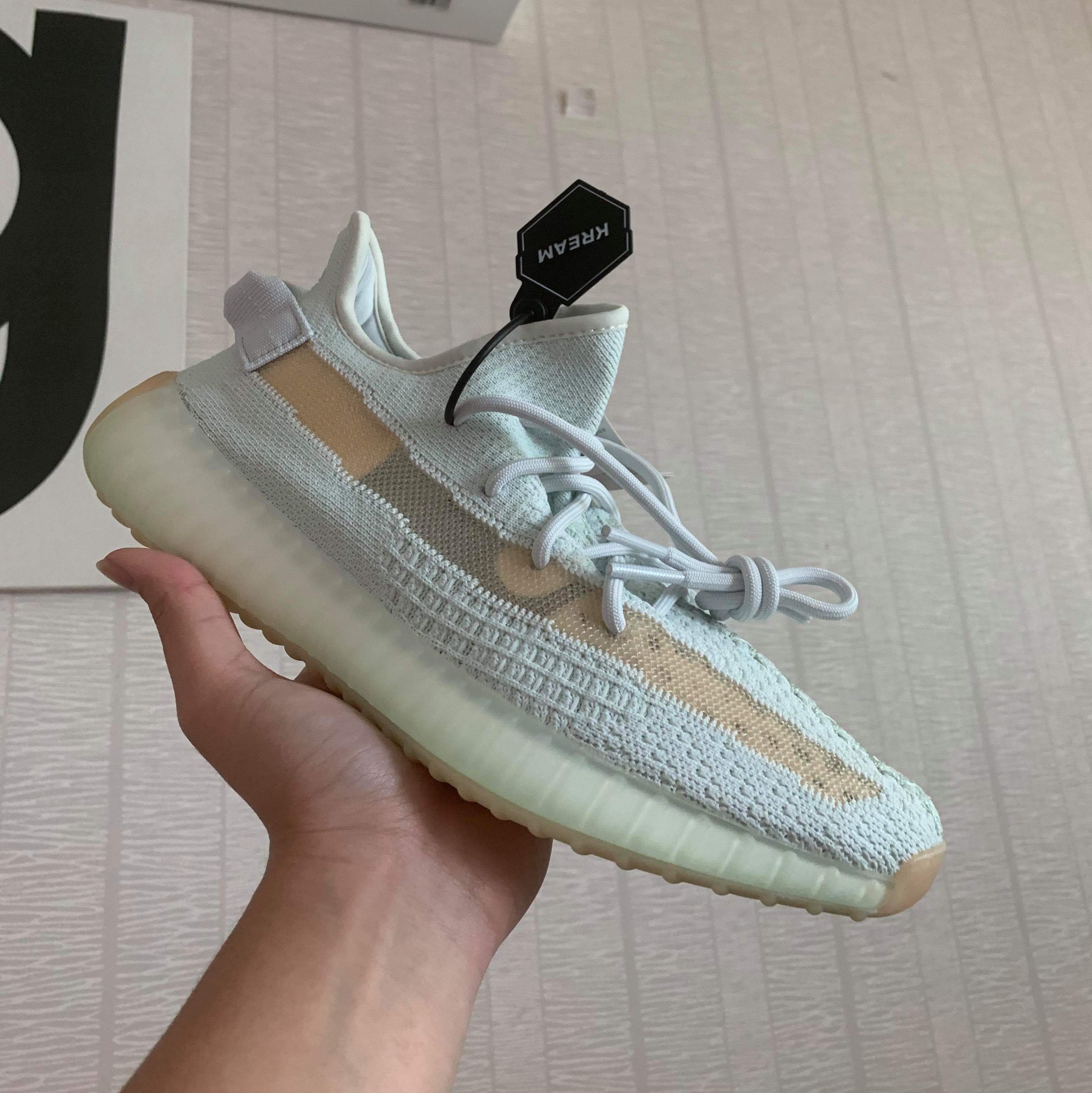 Adidas Yeezy Boost 350 V2 Hyperspace 착용 스타일