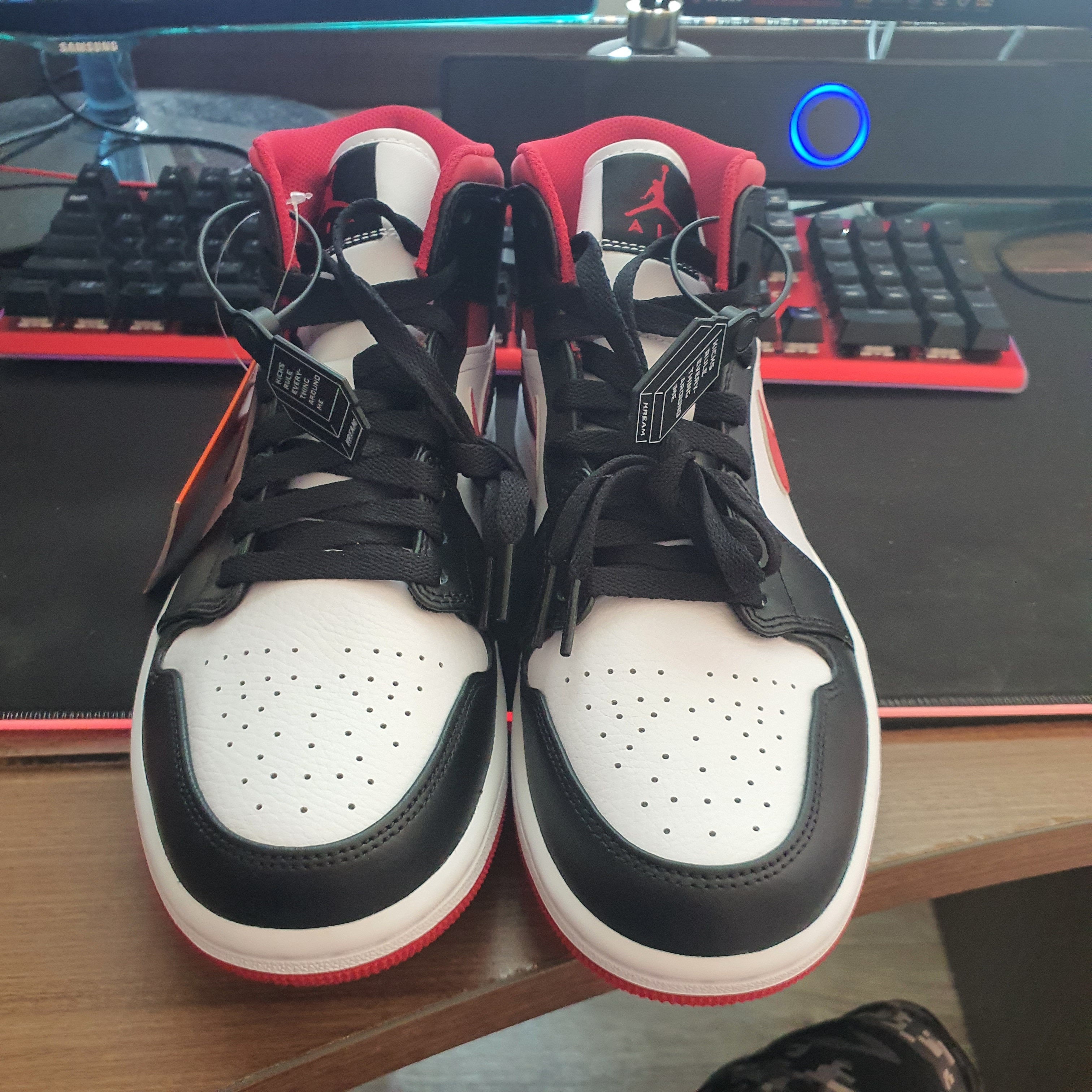 Jordan 1 Mid Gym Red Black White 착용 스타일 - 2