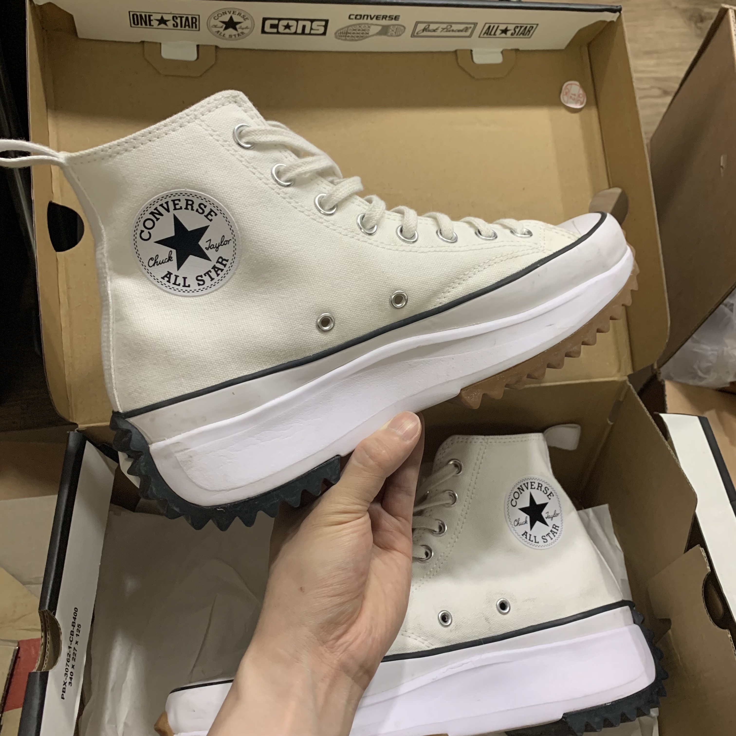 Converse Run Star Hike Hi Black White Gum, Converse Run Star Hike Hi White Black Gum 착용 스타일 - 2