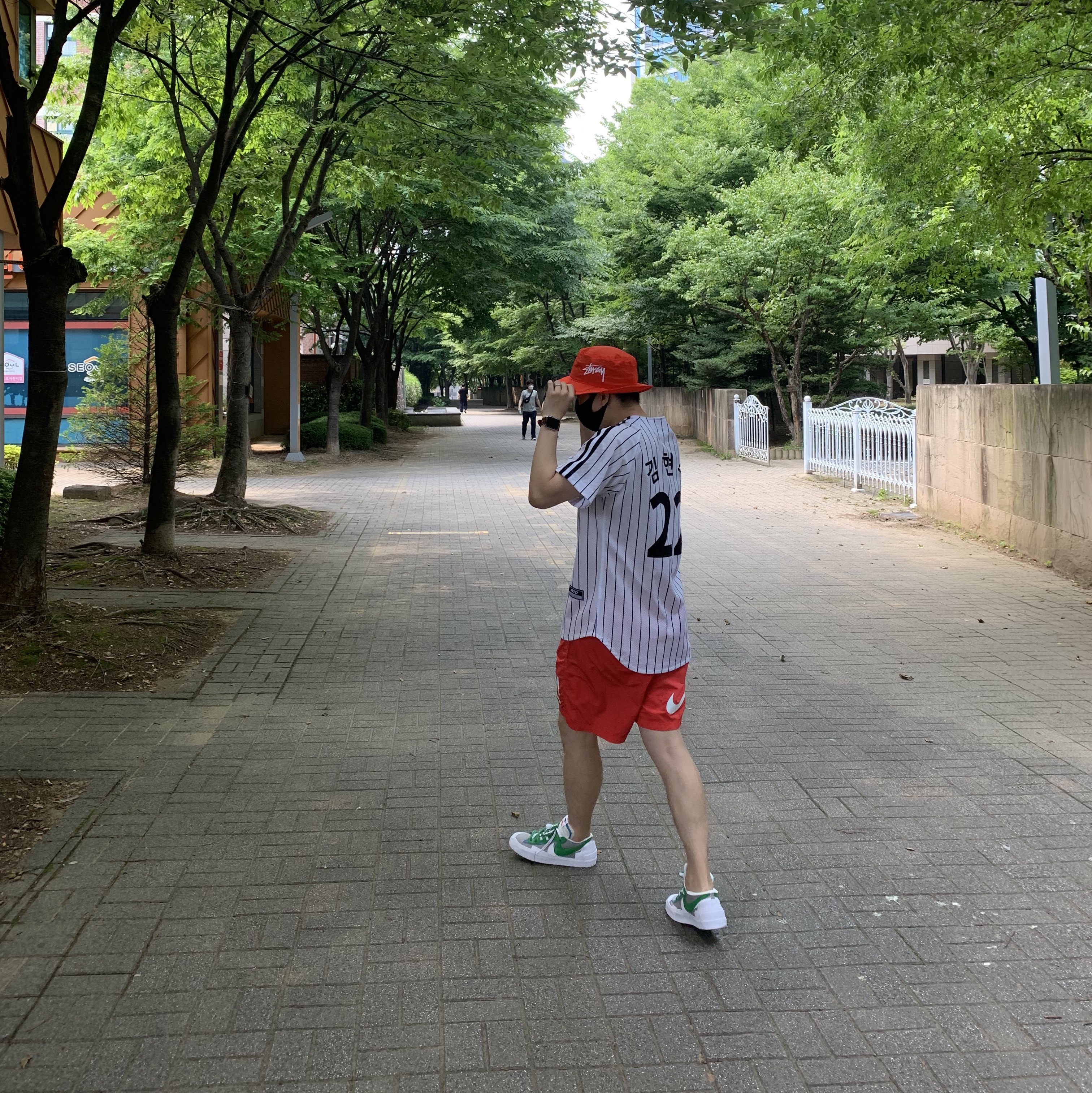 Nike x Stussy Bucket Hat Habanero Red, Nike x Stussy Water Shorts Habanero Red 착용 스타일 - 2