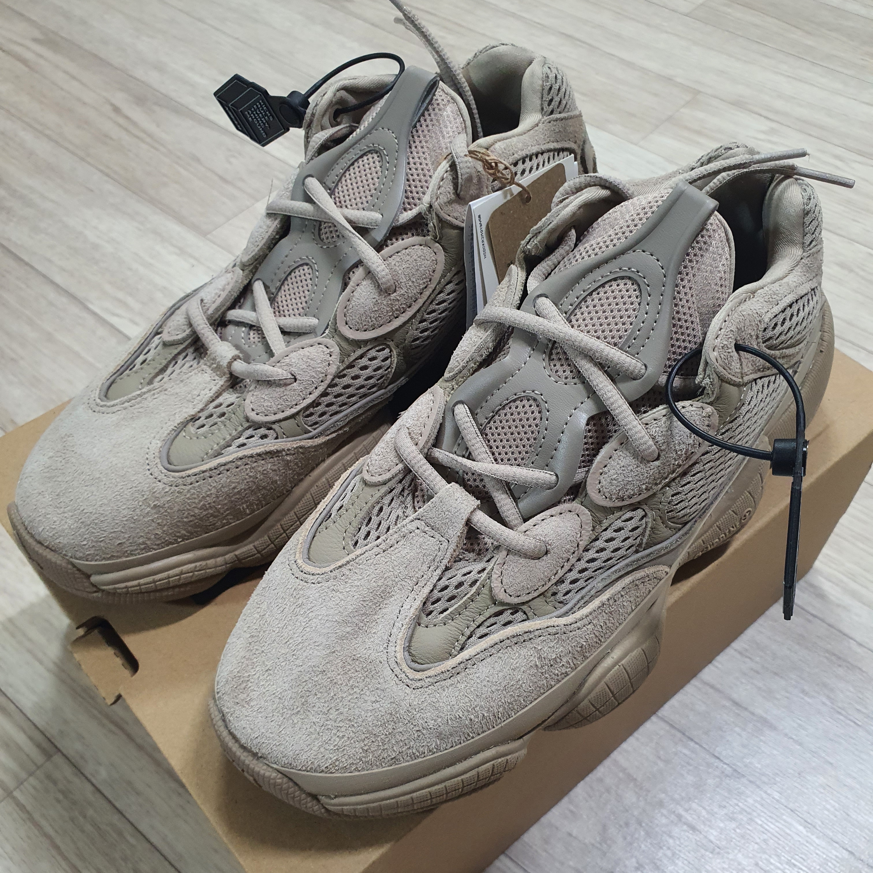 Adidas Yeezy 500 Taupe Light 착용 스타일