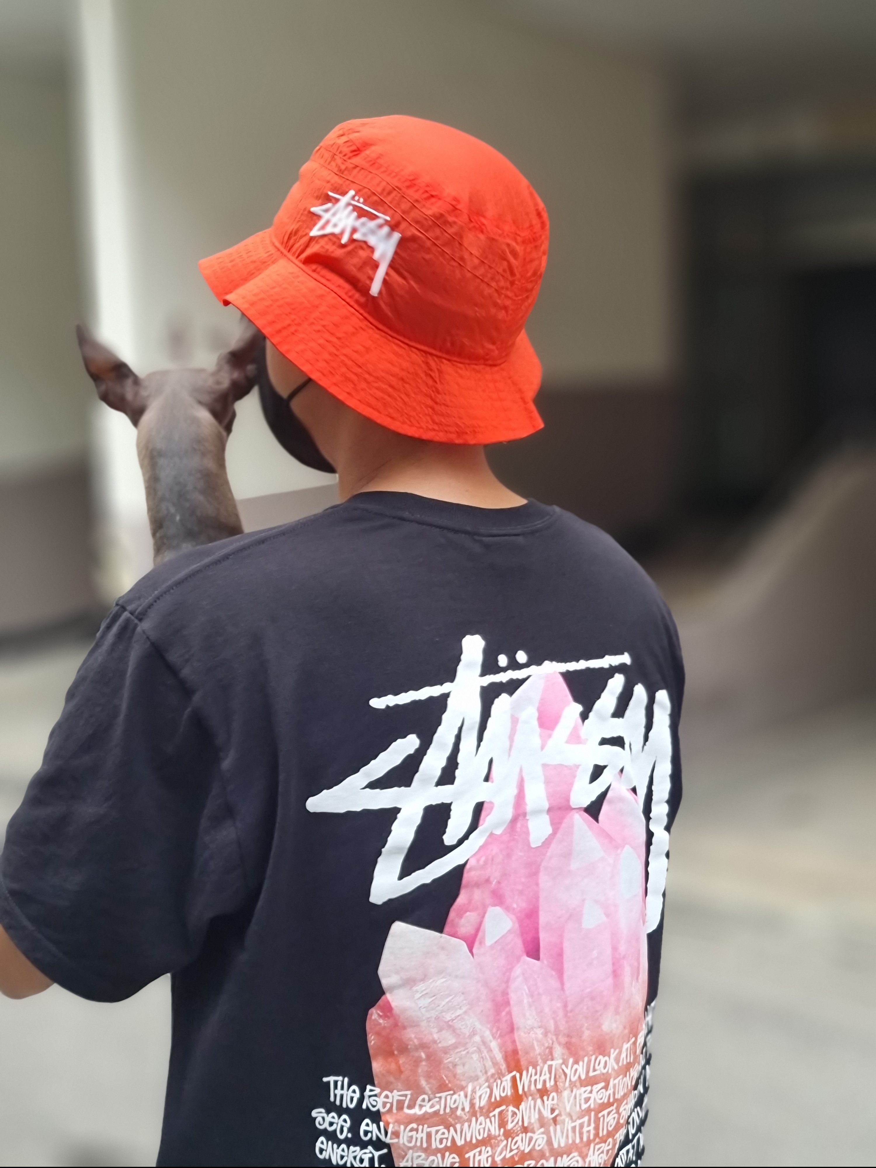 Stussy Reflection T-Shirt Black, Nike x Stussy Bucket Hat Habanero Red 착용 스타일 - 1