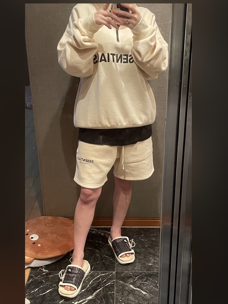 Essentials Half-Zip Pullover Buttercream 2020, Essentials Sweatshorts Cream - 21SS 착용 스타일 - 2