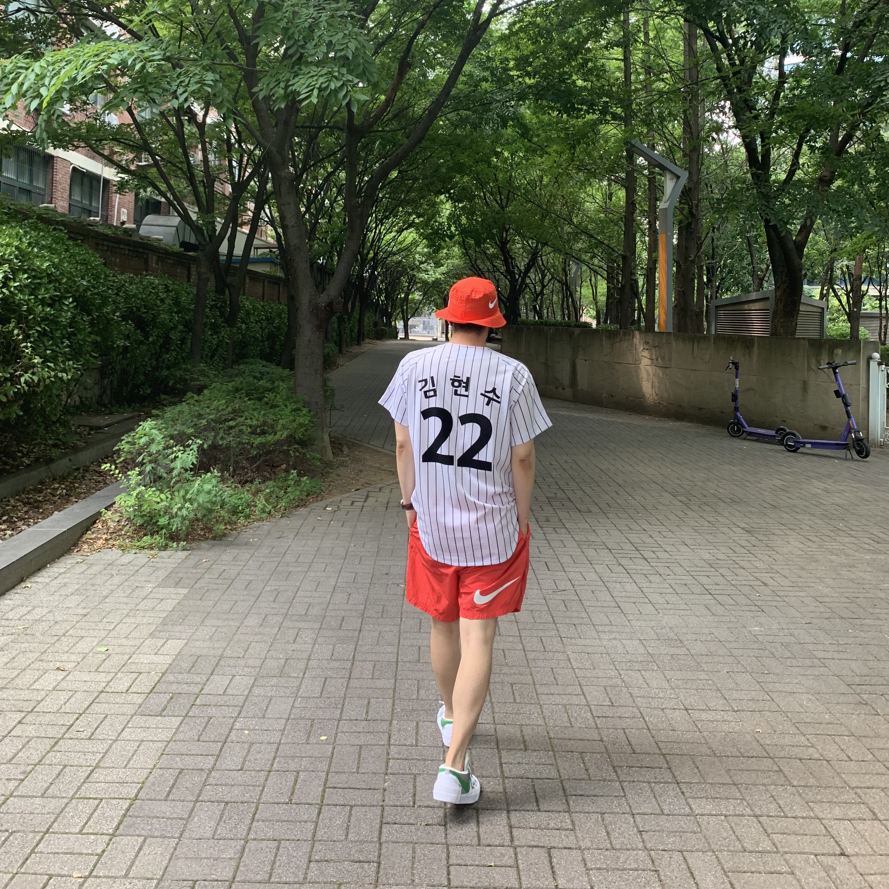 Nike x Stussy Bucket Hat Habanero Red, Nike x Stussy Water Shorts Habanero Red 착용 스타일 - 1