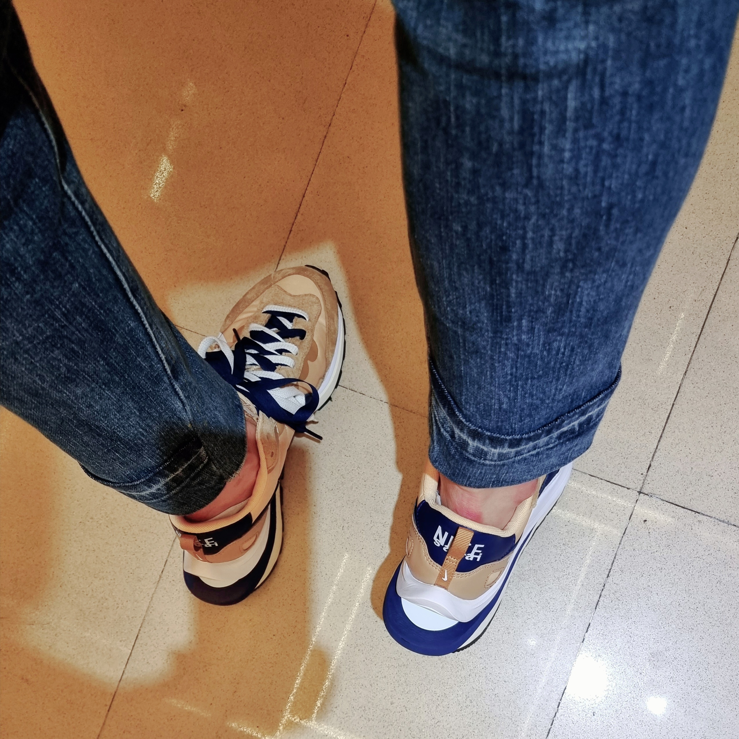 Nike x Sacai VaporWaffle Sesame and Blue Void 착용 스타일