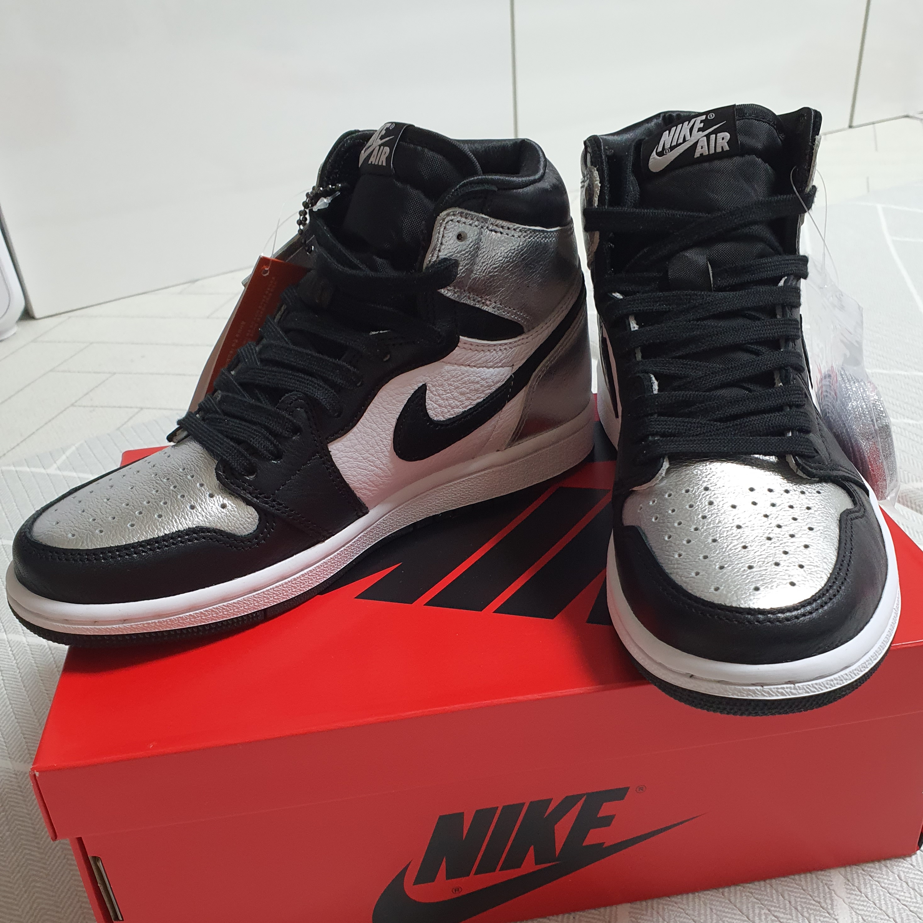 (W) Jordan 1 Retro High OG Silver Toe 착용 스타일 - 1