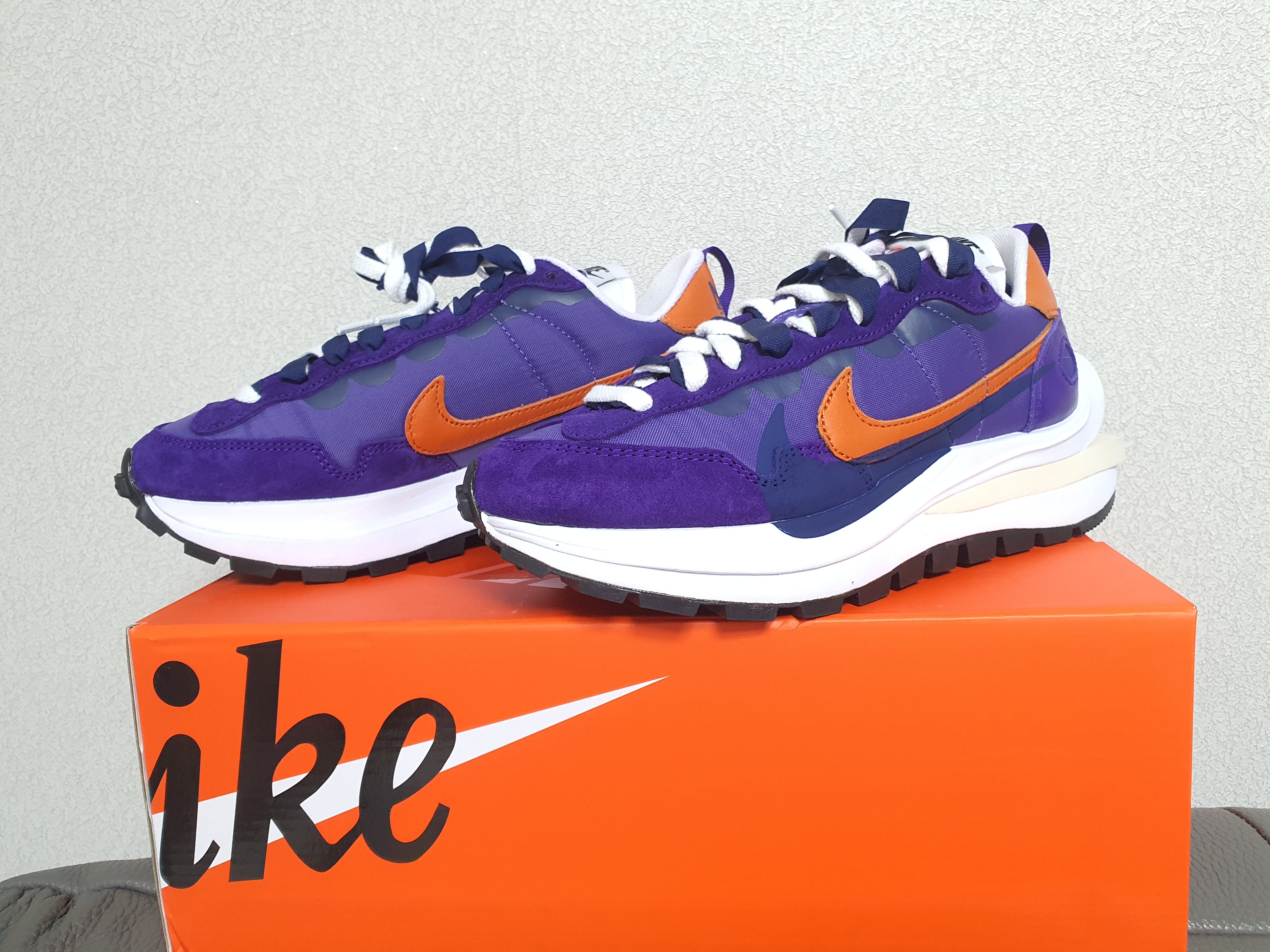Nike x Sacai VaporWaffle Dark Iris 착용 스타일 - 4