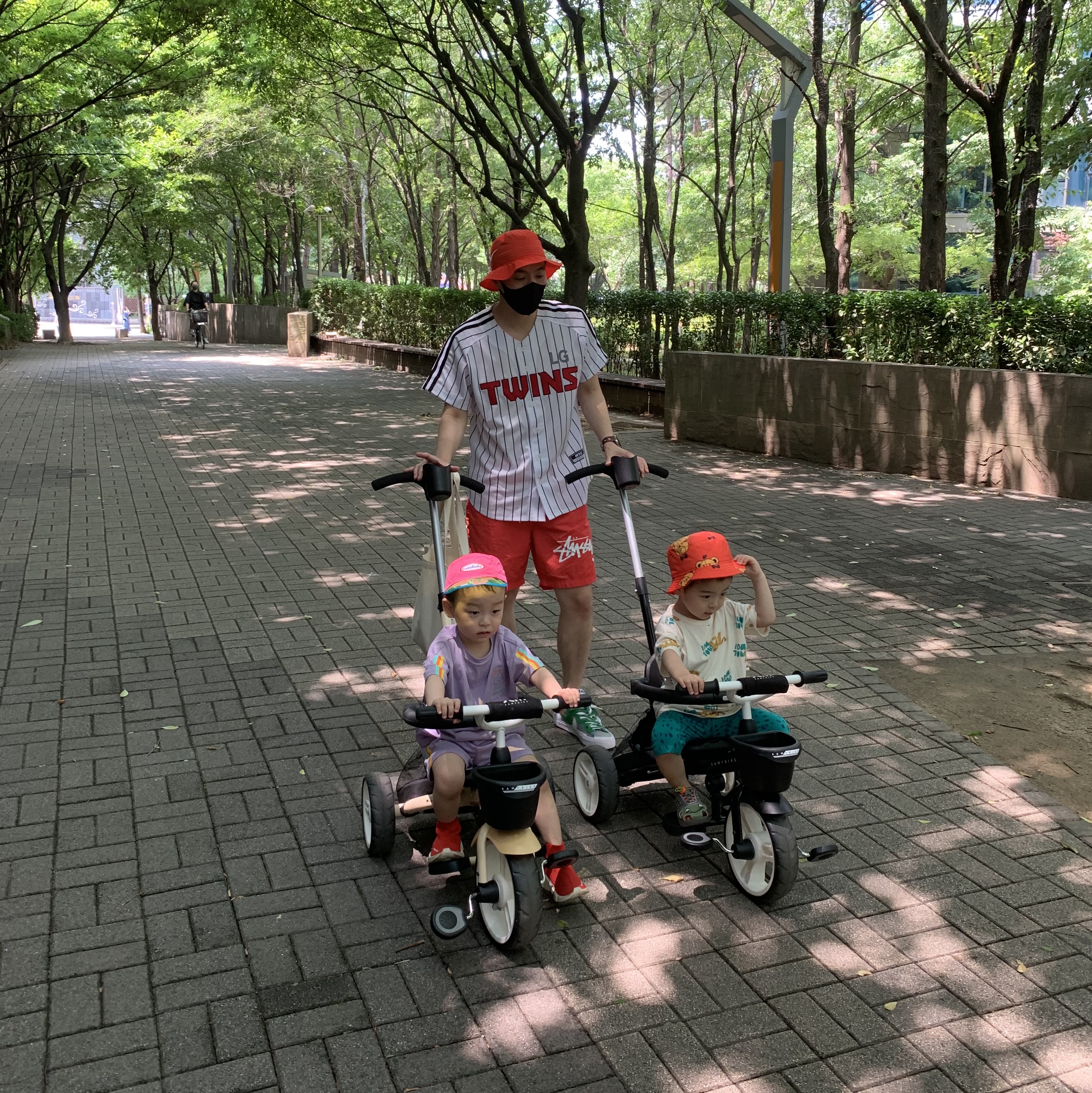 Nike x Stussy Bucket Hat Habanero Red, Nike x Stussy Water Shorts Habanero Red 착용 스타일 - 3