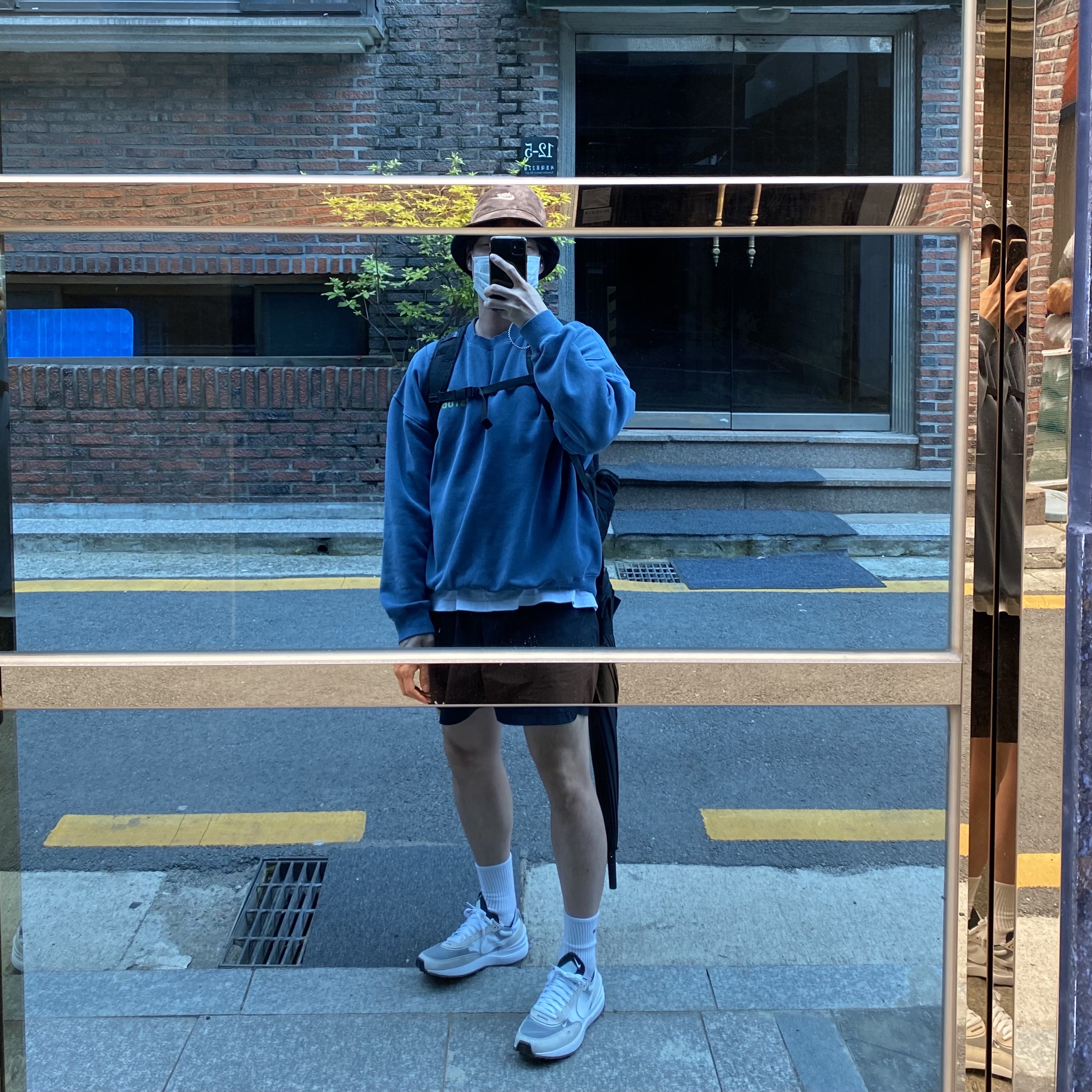 IAB Studio Woven Shorts Black, IAB Studio Pigment Sweatshirt Navy 착용 스타일