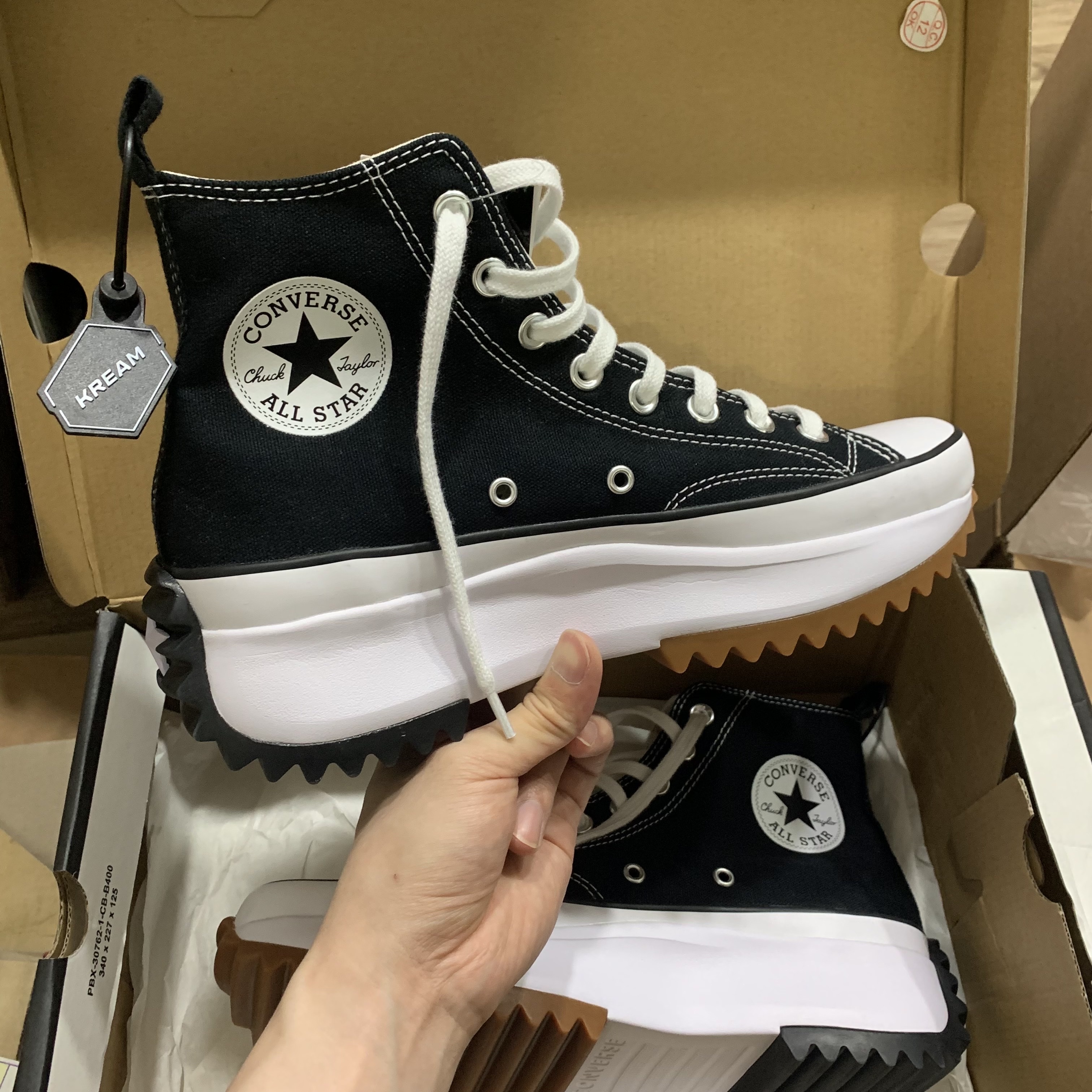 Converse Run Star Hike Hi Black White Gum, Converse Run Star Hike Hi White Black Gum 착용 스타일 - 1