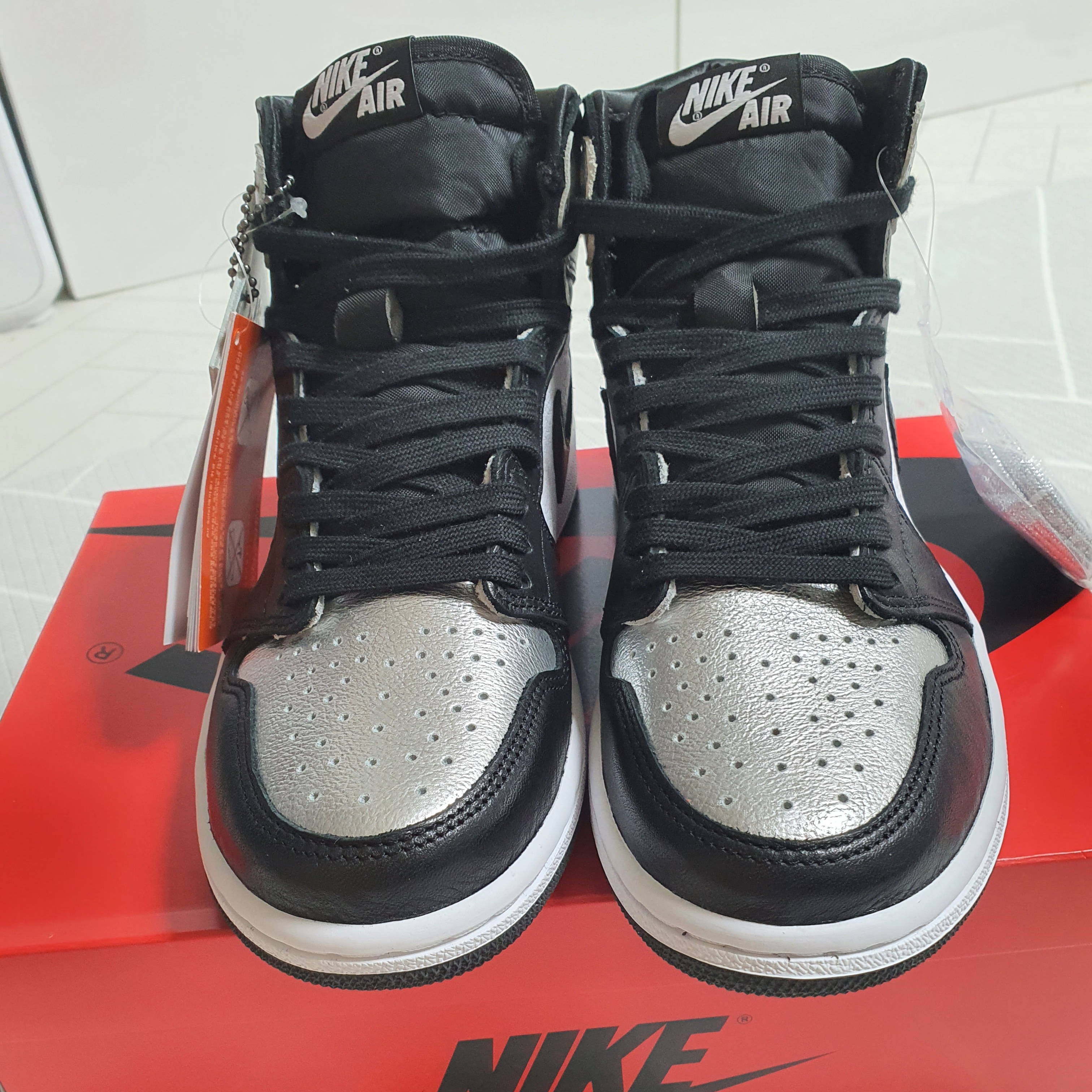 (W) Jordan 1 Retro High OG Silver Toe 착용 스타일 - 2
