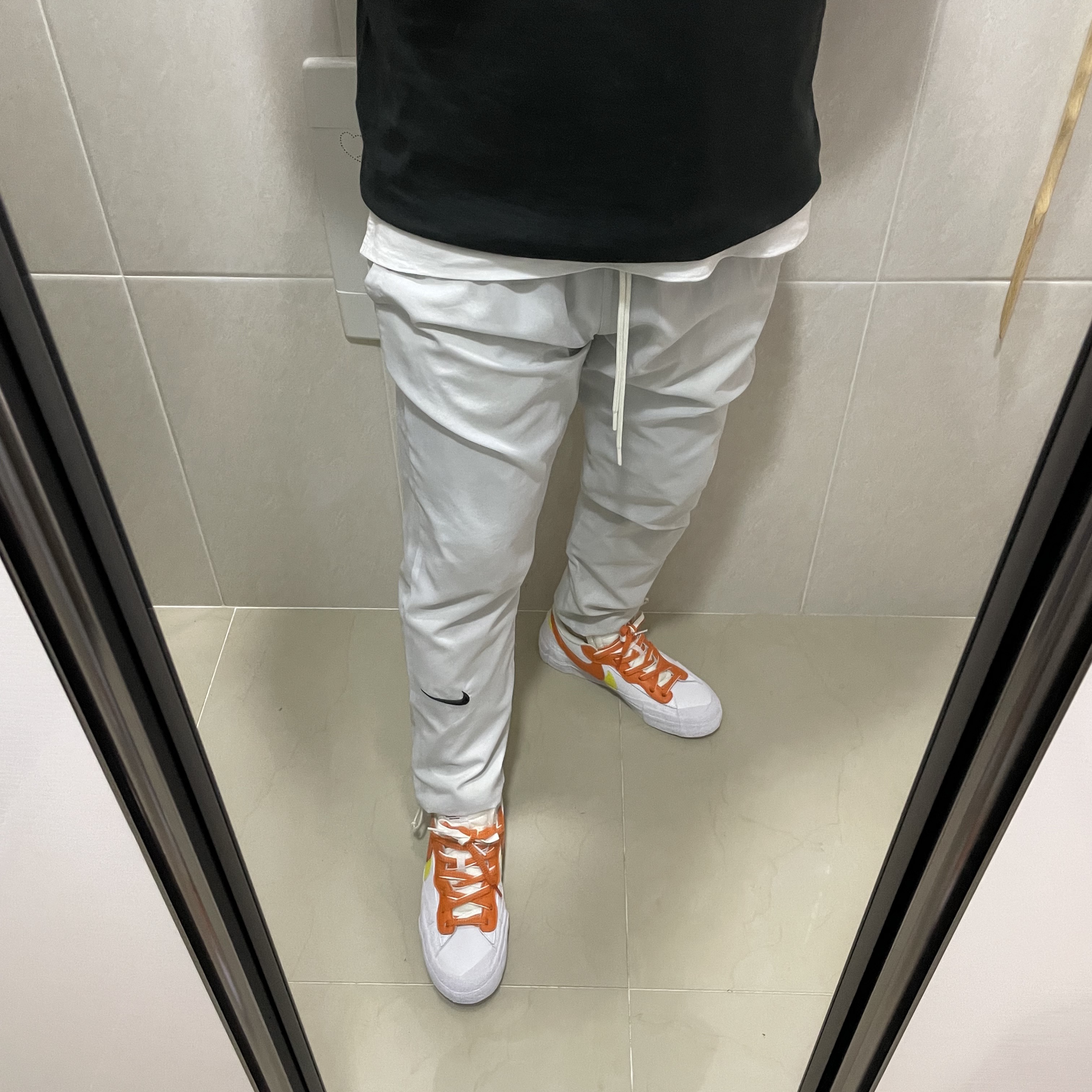 Nike x Fear of God Woven Pants Pure Platinum 착용 스타일 - 3