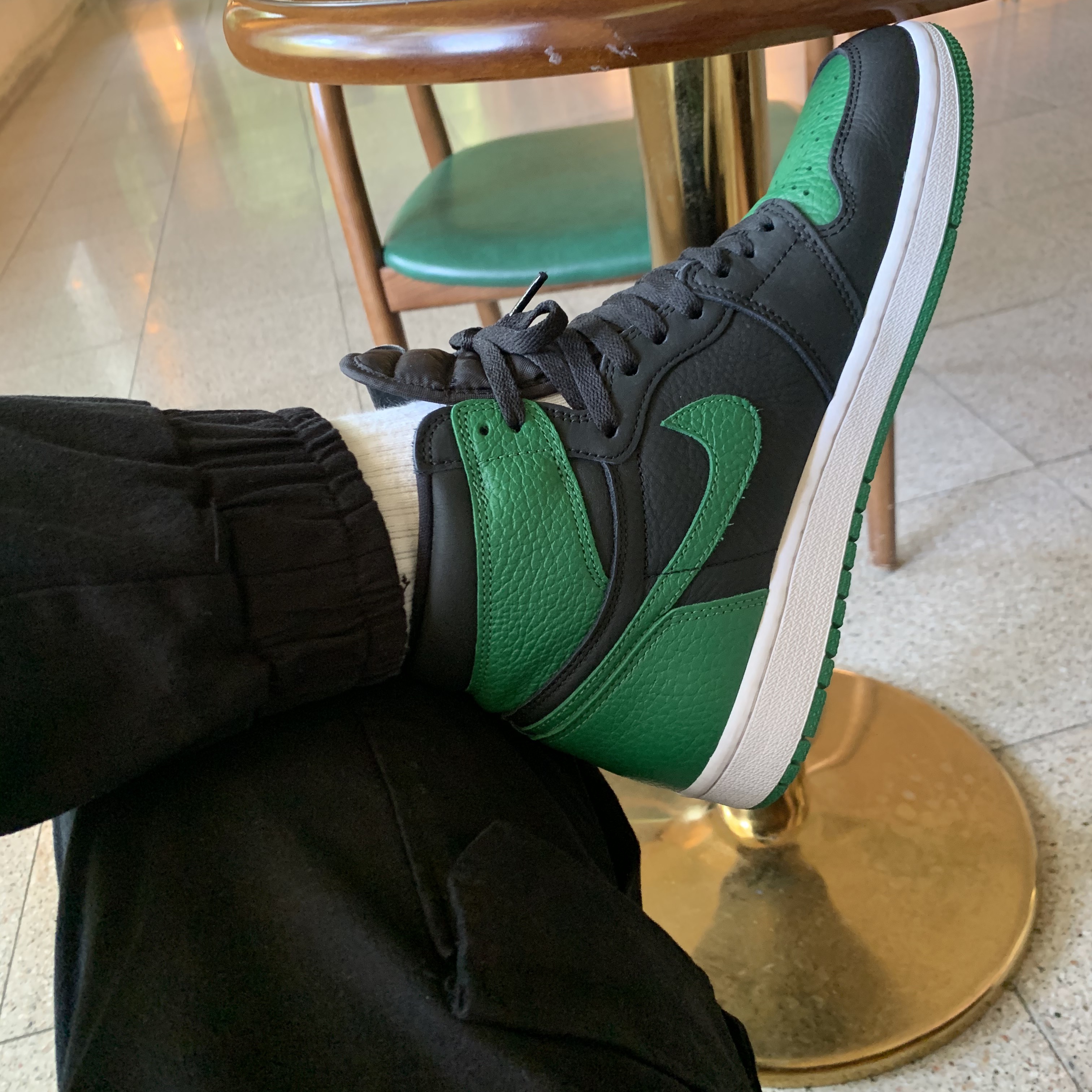 Jordan 1 Retro High OG Pine Green Black 착용 스타일 - 2