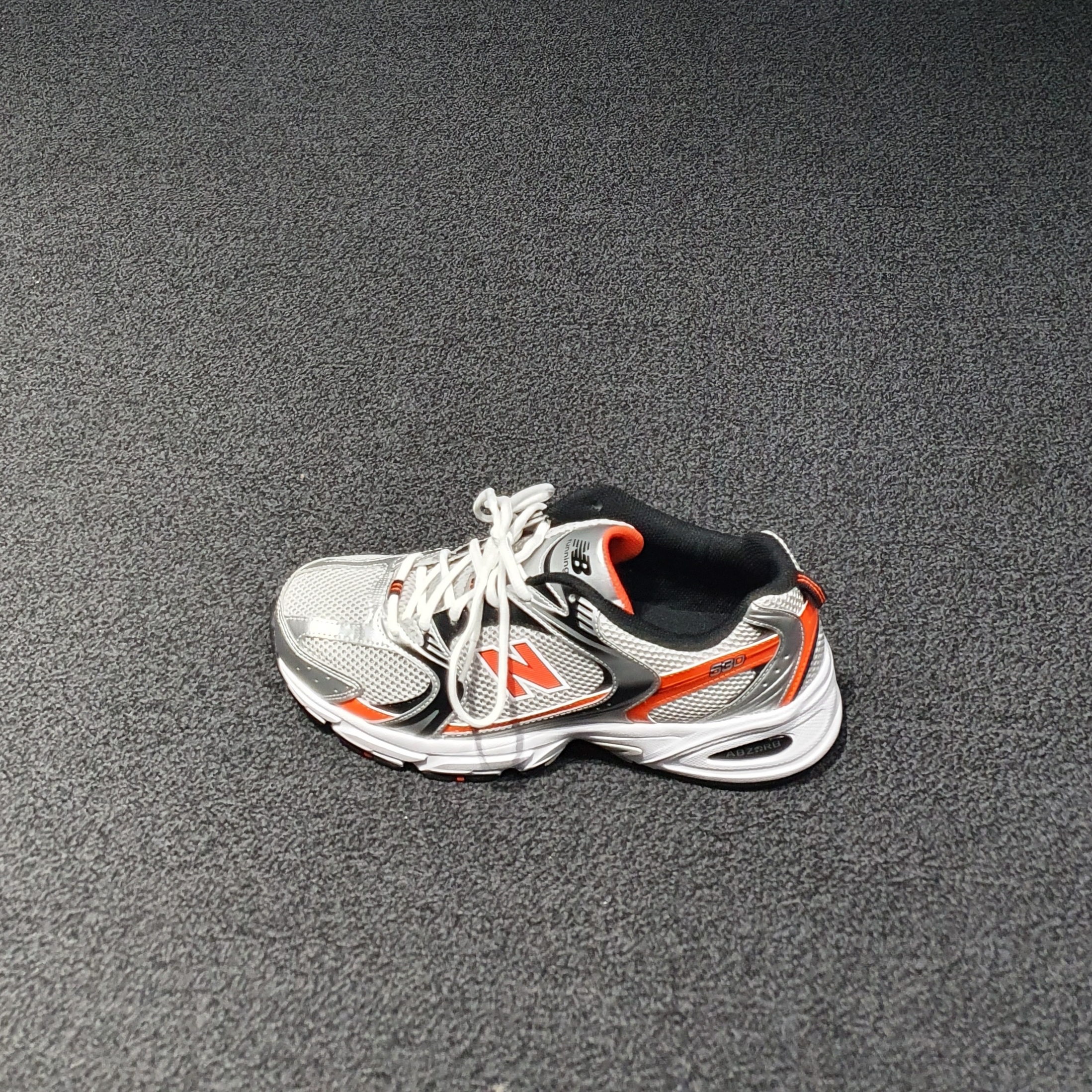 New Balance 530 Metal Orange 착용 스타일