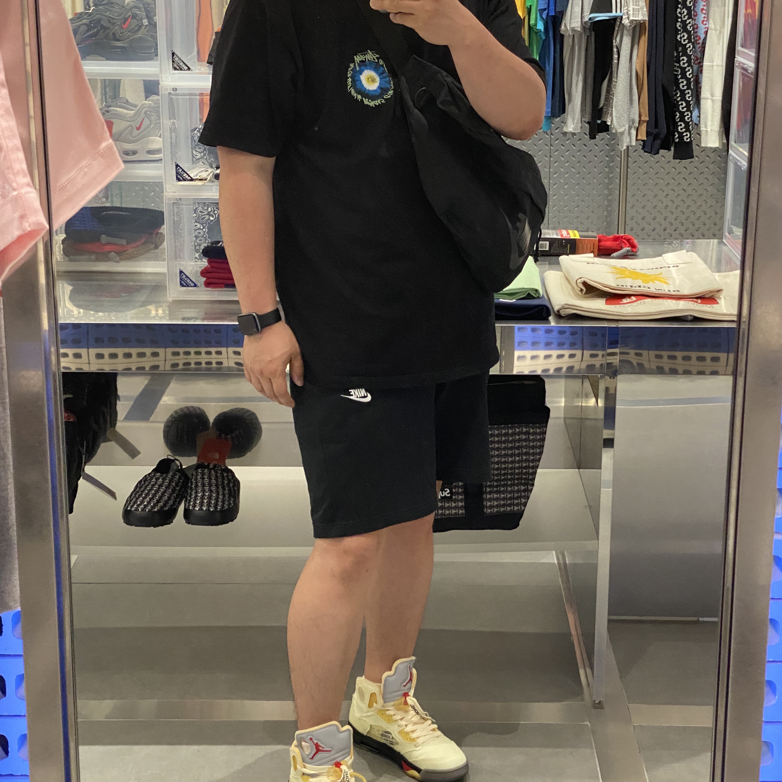 Jordan 5 x Off-White Retro SP Sail Fire Red, Stussy Cosmos T-Shirt Black 착용 스타일 - 2