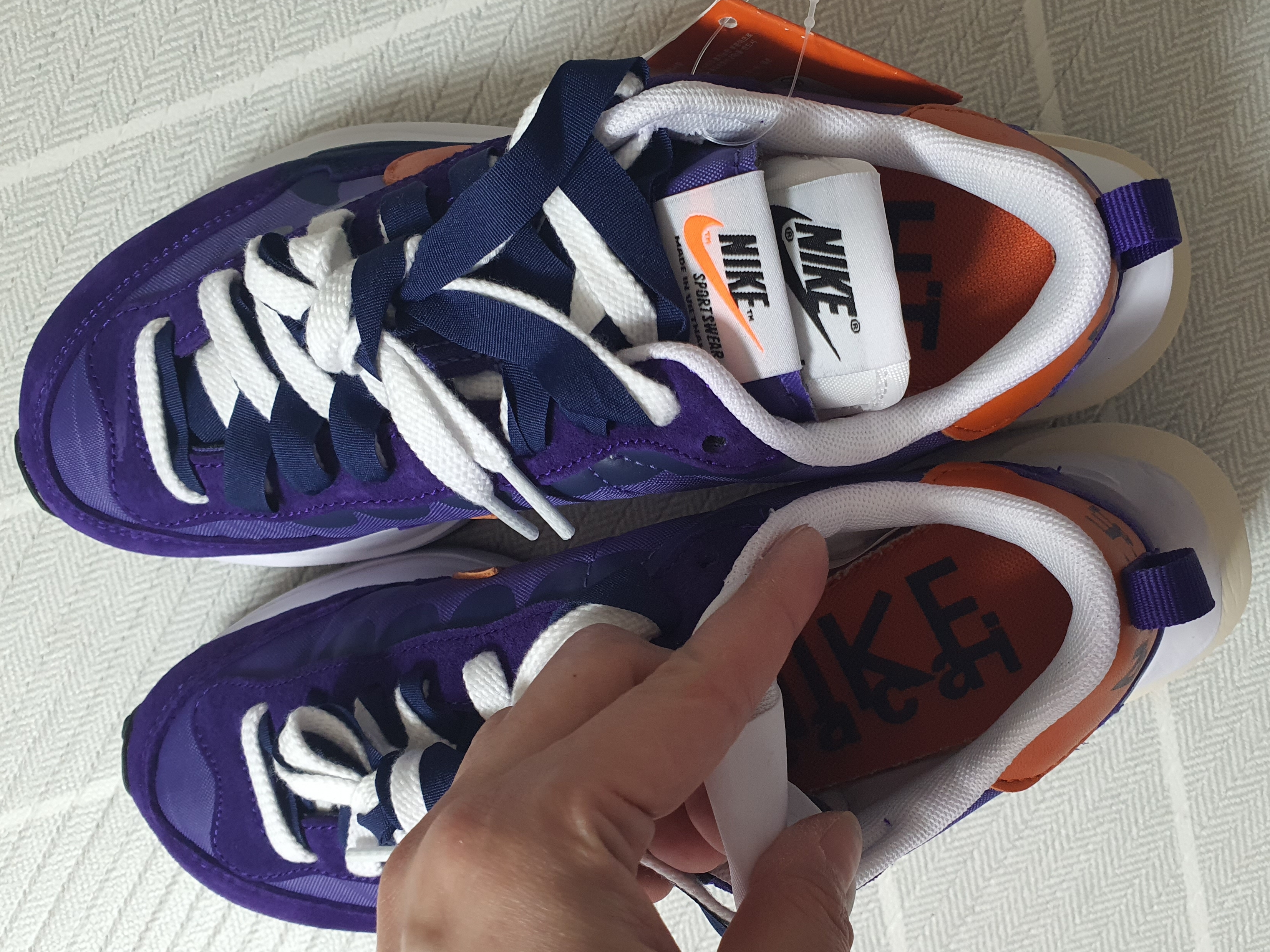 Nike x Sacai VaporWaffle Dark Iris 착용 스타일 - 5