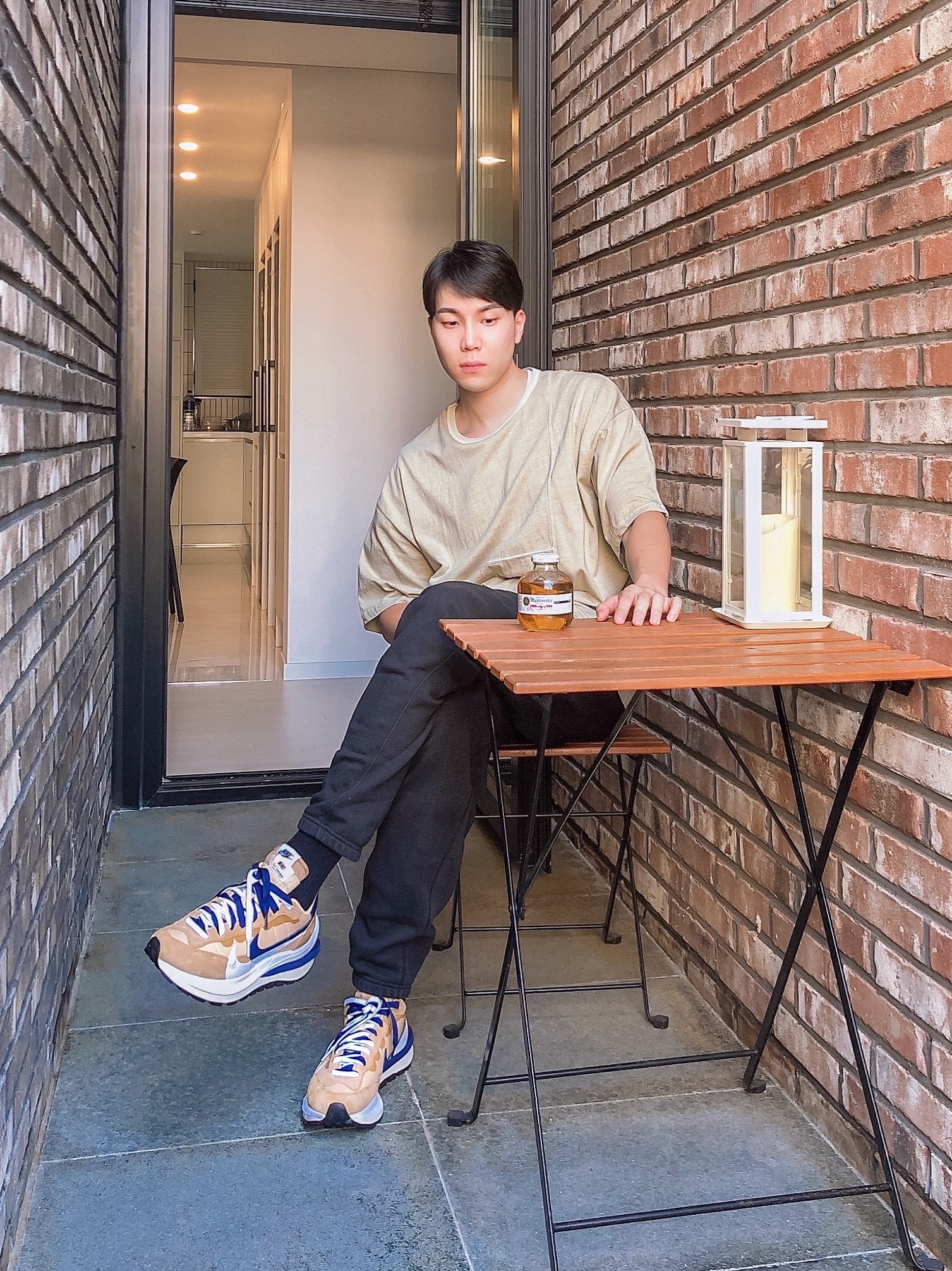 Nike x Sacai VaporWaffle Sesame and Blue Void 착용 스타일