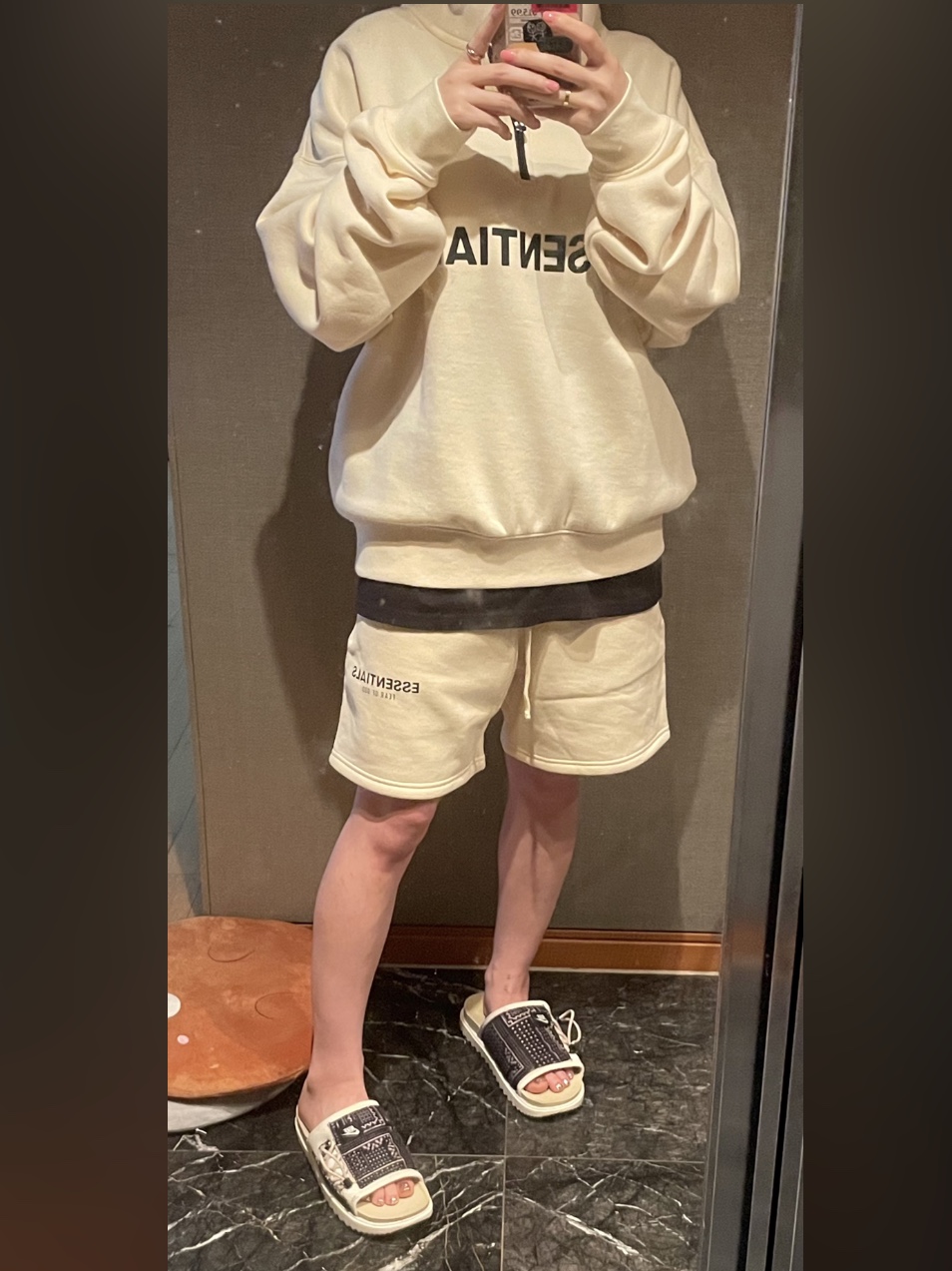 Essentials Half-Zip Pullover Buttercream 2020, Essentials Sweatshorts Cream - 21SS 착용 스타일 - 1