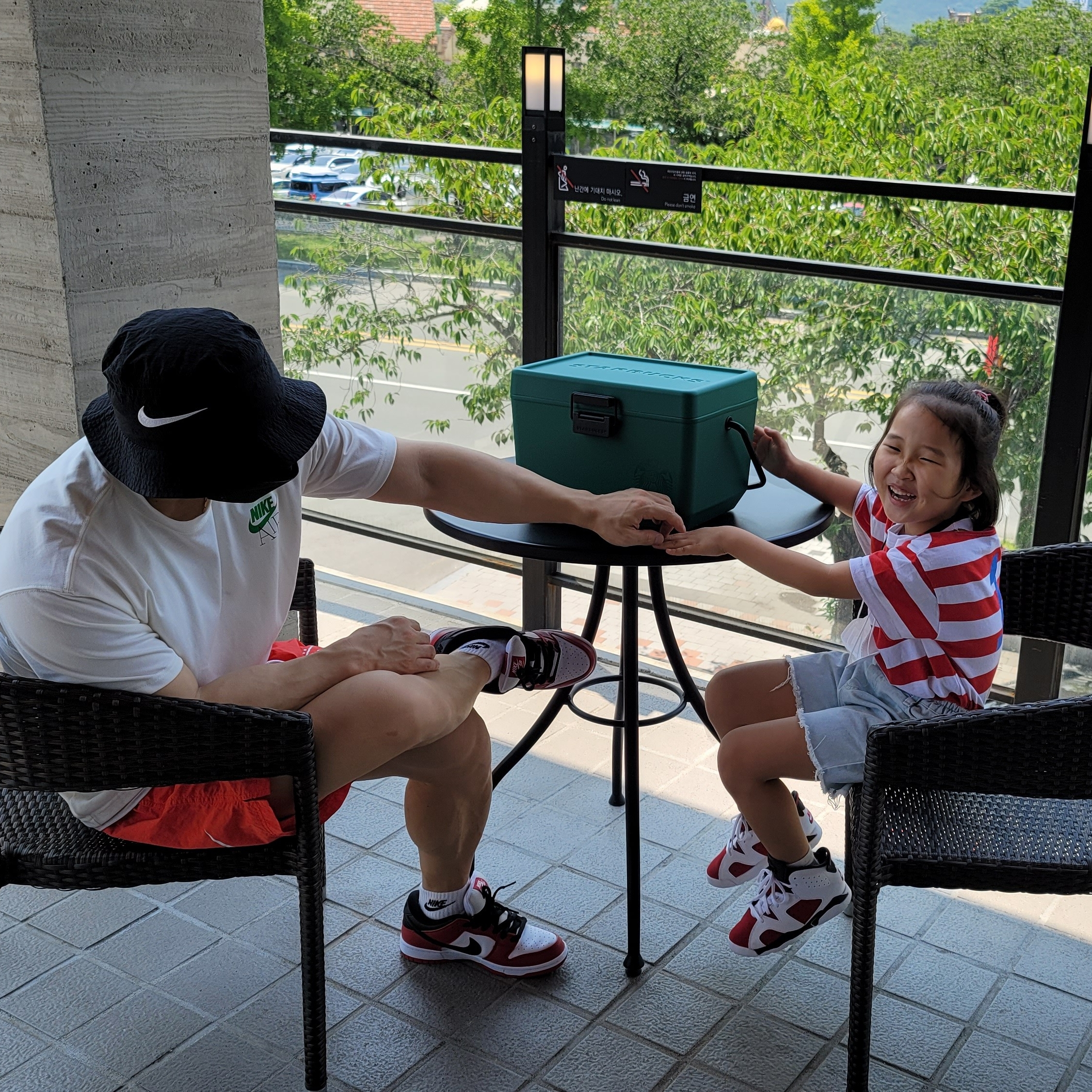 Nike x Stussy Bucket Hat Black, Nike x Stussy Water Shorts Habanero Red 착용 스타일 - 2
