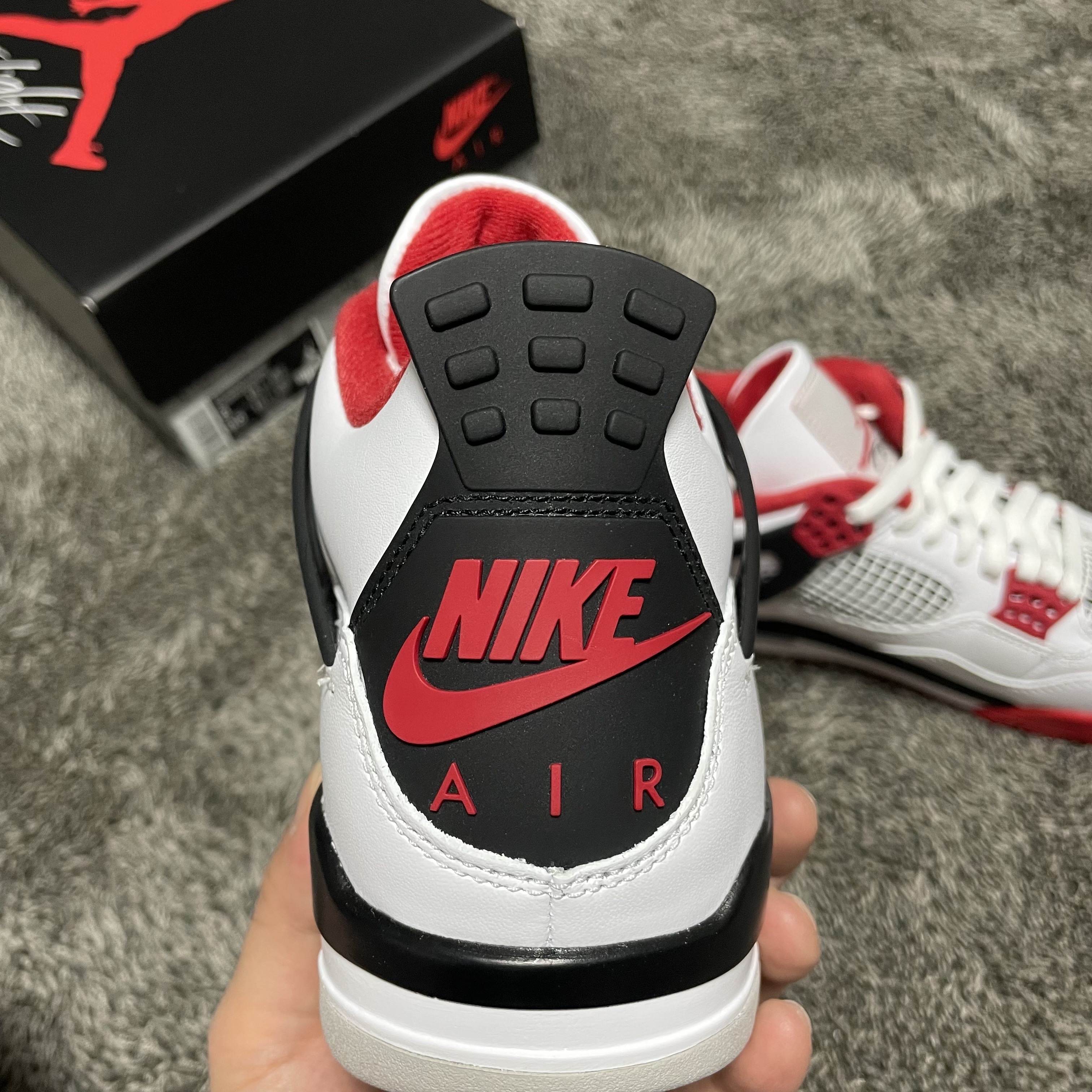 Jordan 4 Retro OG Fire Red 2020 착용 스타일 - 2