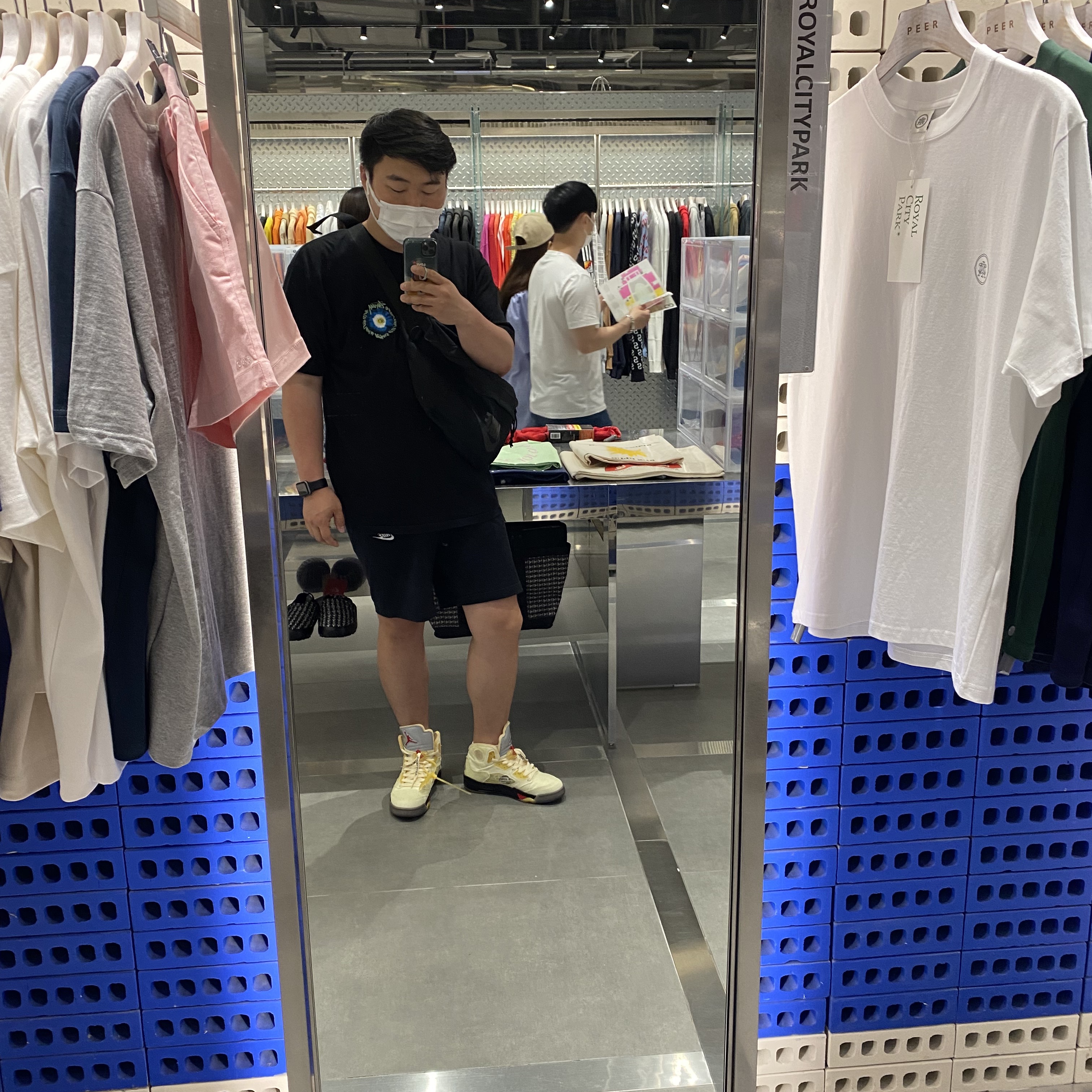Jordan 5 x Off-White Retro SP Sail Fire Red, Stussy Cosmos T-Shirt Black 착용 스타일 - 3