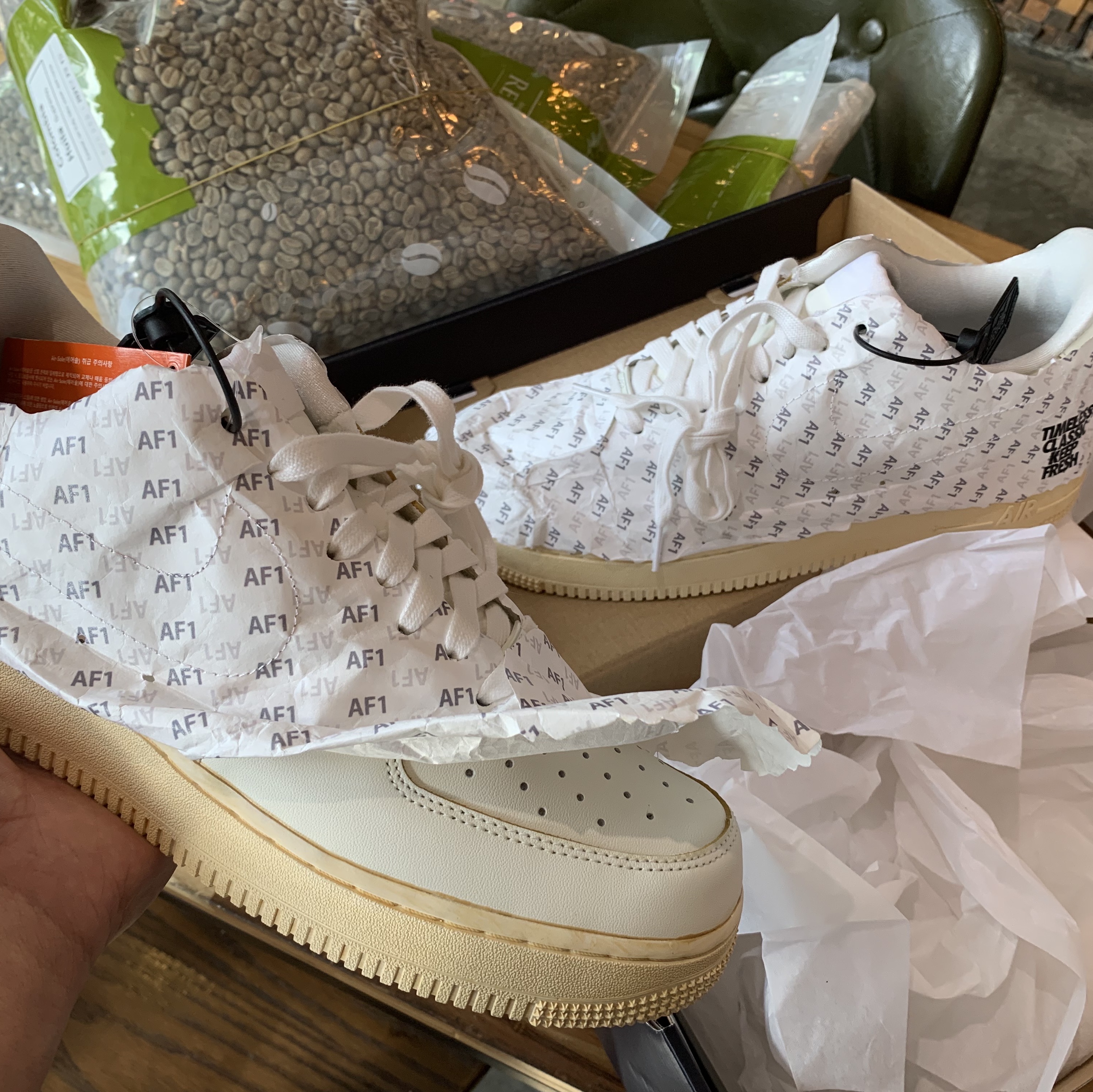 Nike Air Force 1 '07 LV8 Timeless Classic 착용 스타일