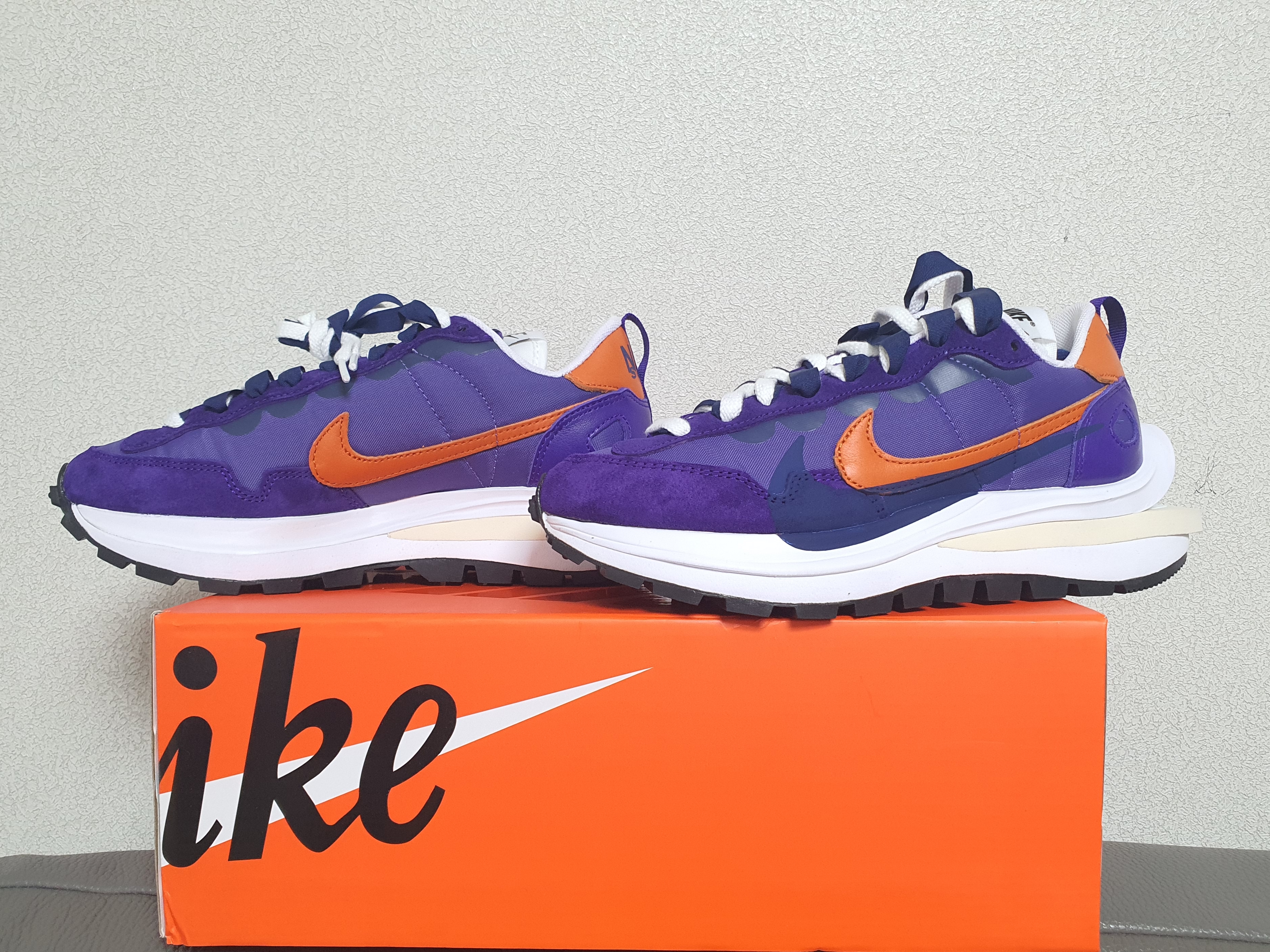 Nike x Sacai VaporWaffle Dark Iris 착용 스타일 - 3