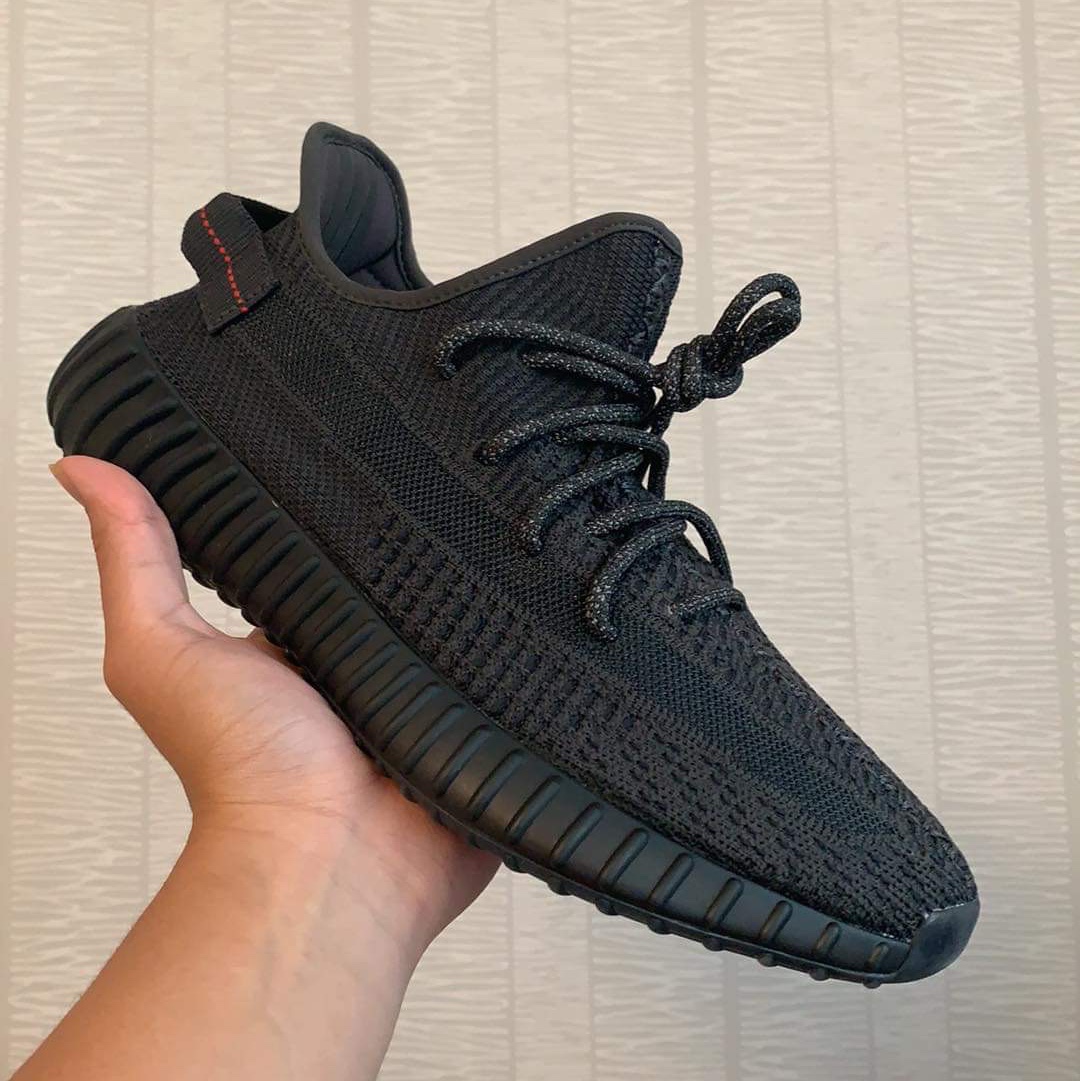 Adidas Yeezy Boost 350 V2 Black - Non-Reflective 착용 스타일