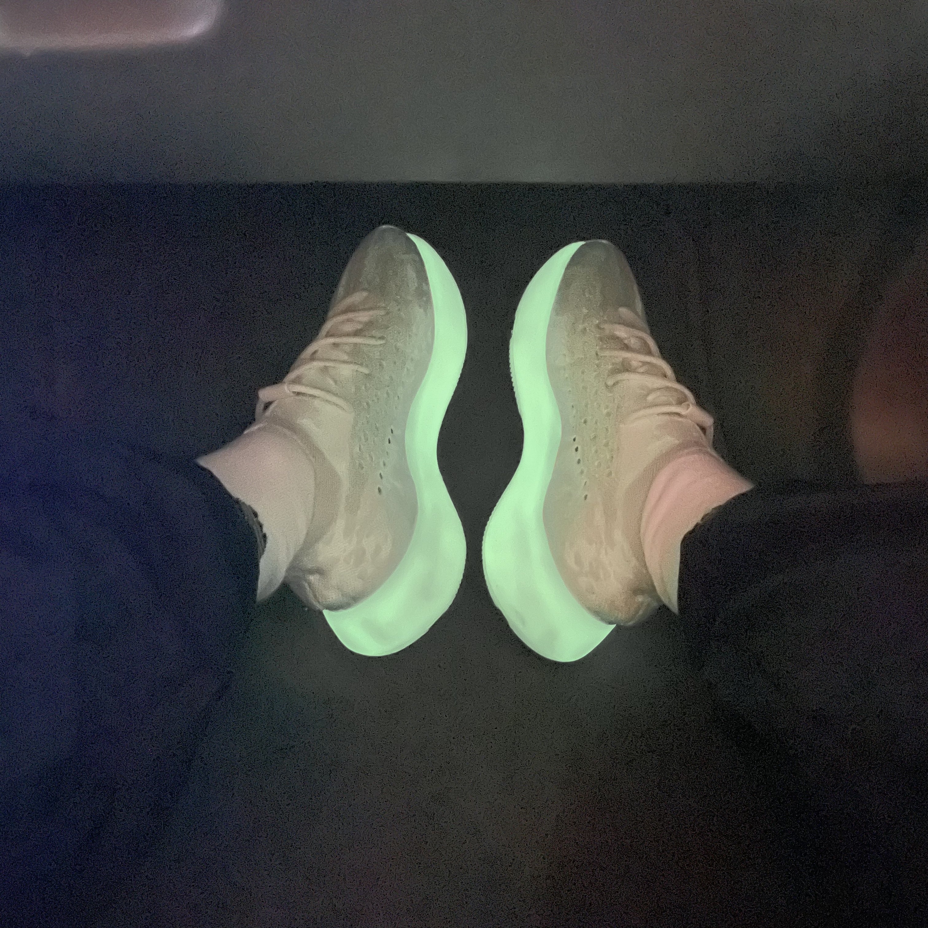 Adidas Yeezy Boost 380 Calcite Glow 착용 스타일