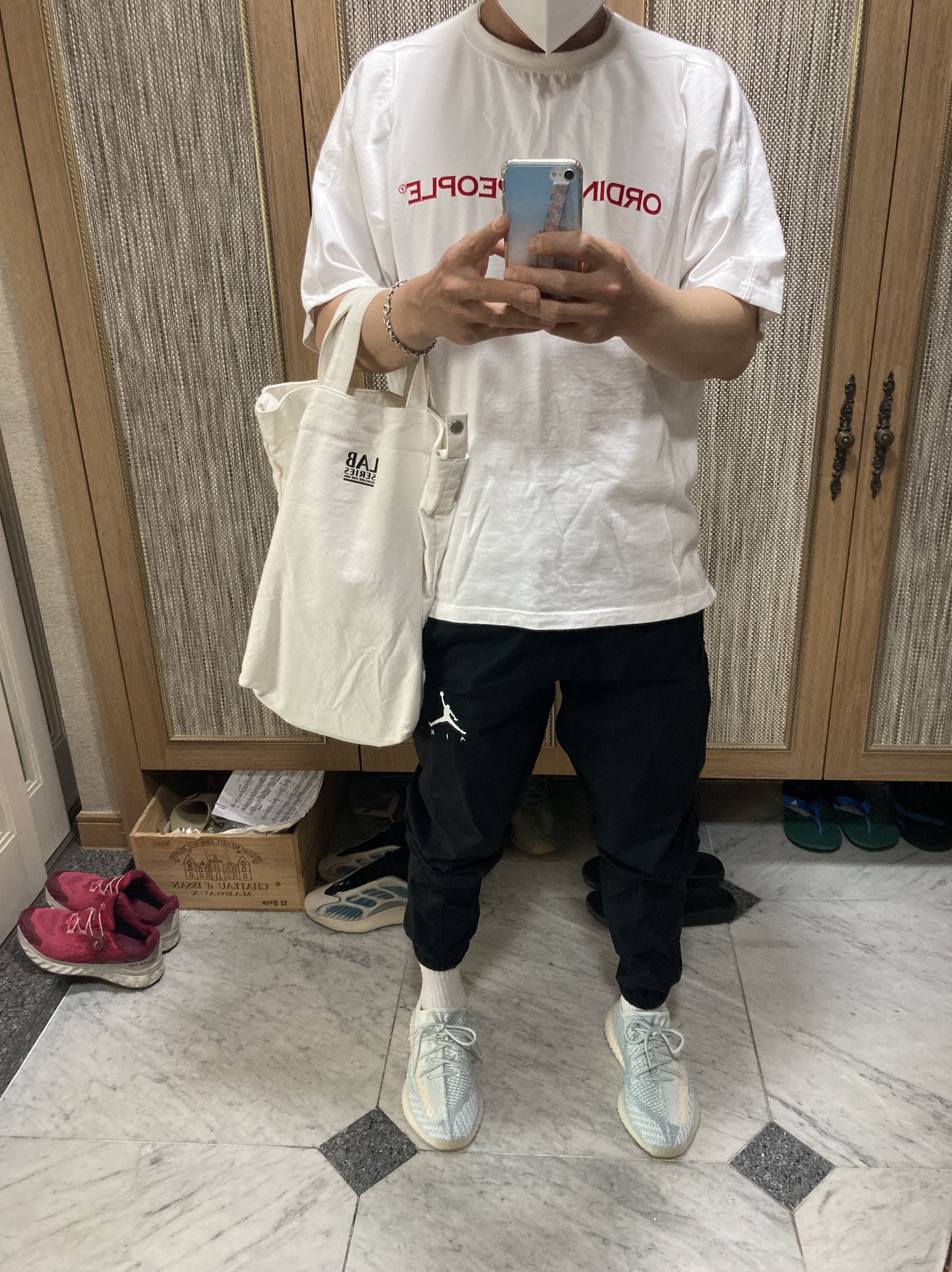 Adidas Yeezy 700 V3 Kyanite, Adidas Yeezy Boost 350 V2 Cloud White - Non-Reflective 착용 스타일